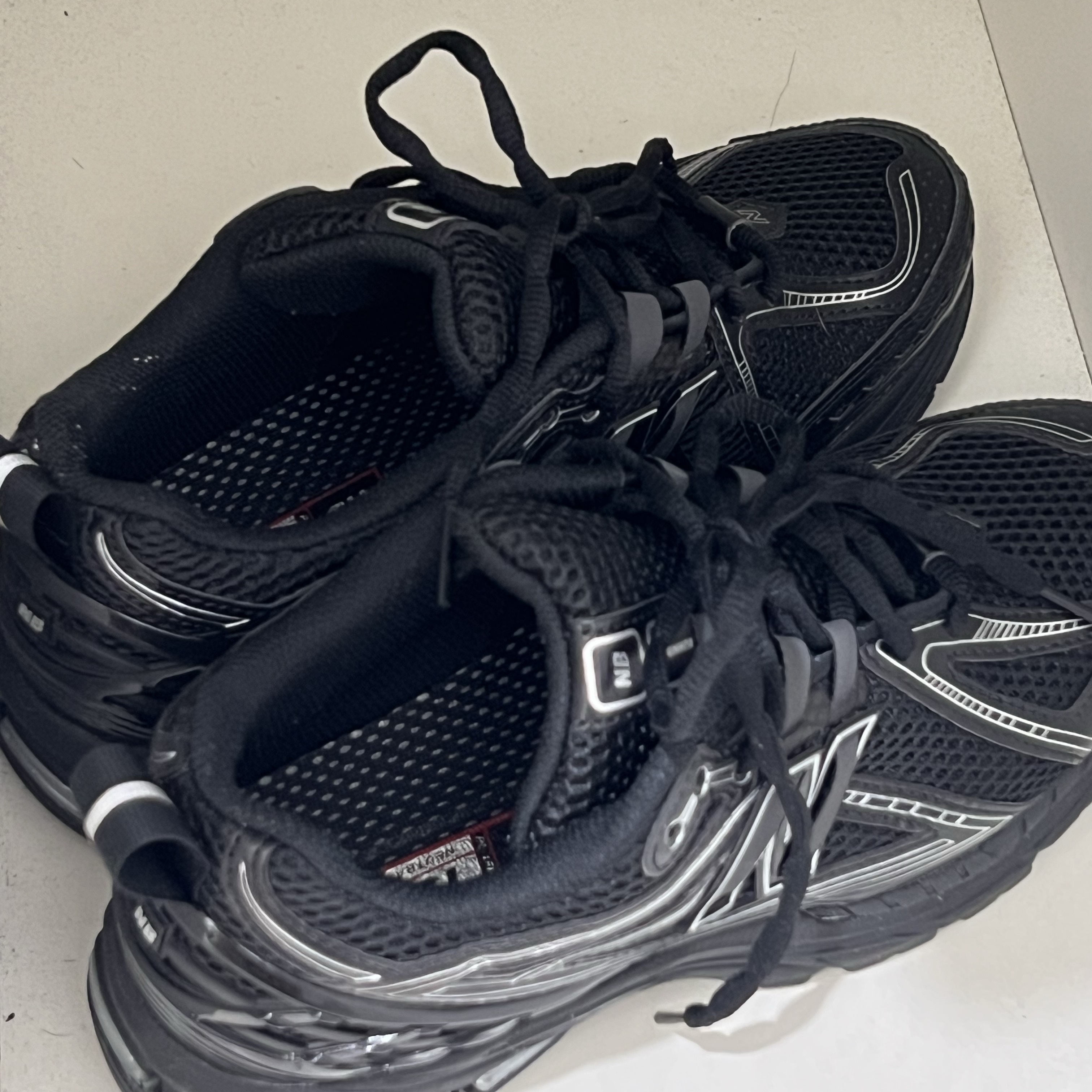 New Balance 1906R Black Silver Metallic 착용 스타일
