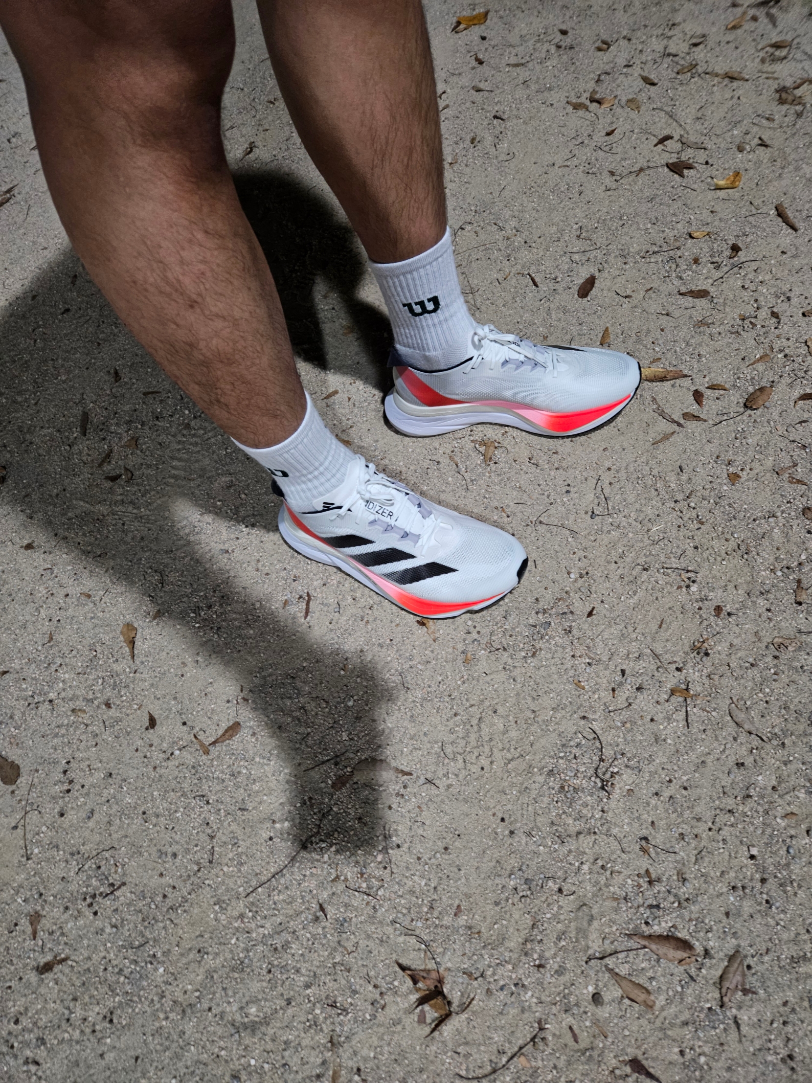 Adidas Adizero Boston 12 Cloud White Aurora Met 착용 스타일 - 2