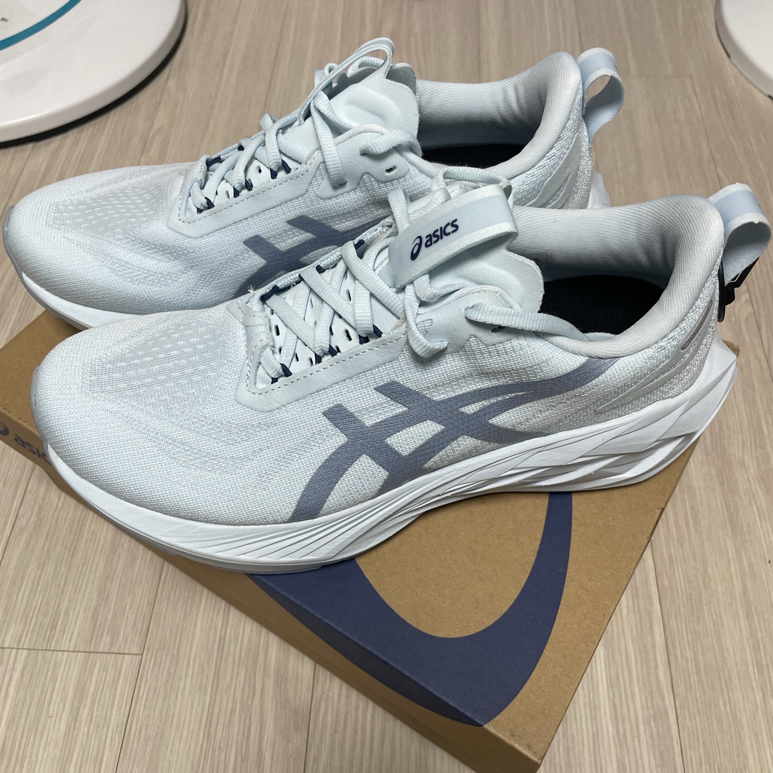 Asics Novablast 4 LE Cool Grey Grey Blue 착용 스타일 - 2