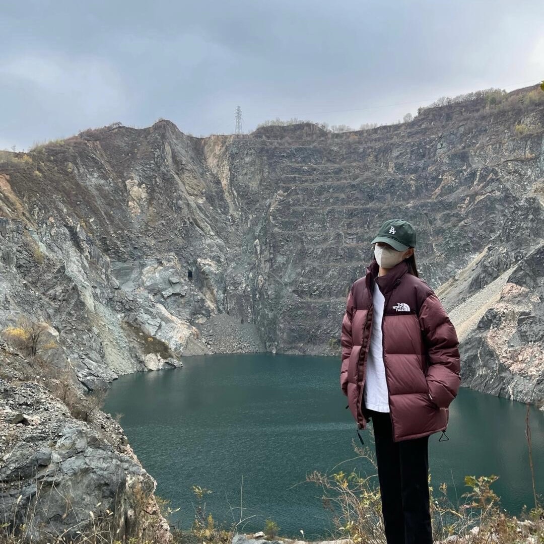 The North Face 1996 Eco Nuptse Jacket Maroon - 24FW 착용 스타일 - 1