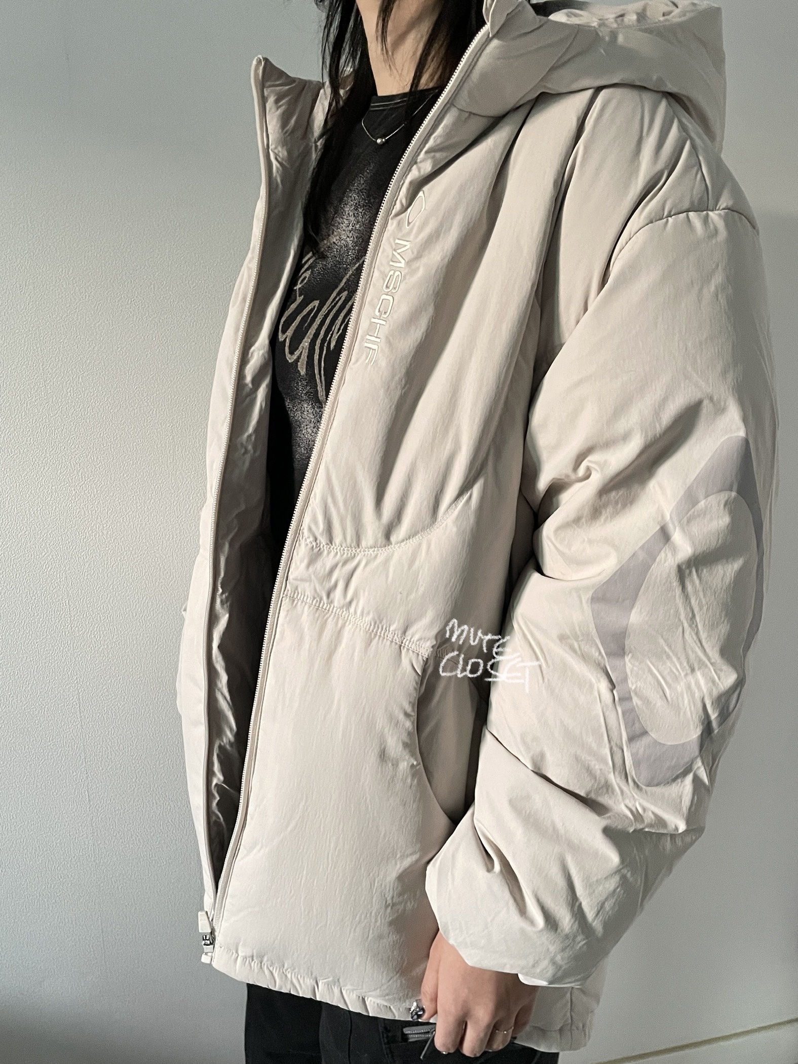 (W) Mischief Rhombus Hooded Down Jacket Ivory, (W) Mischief Drawstring Pants Black 착용 스타일 - 2