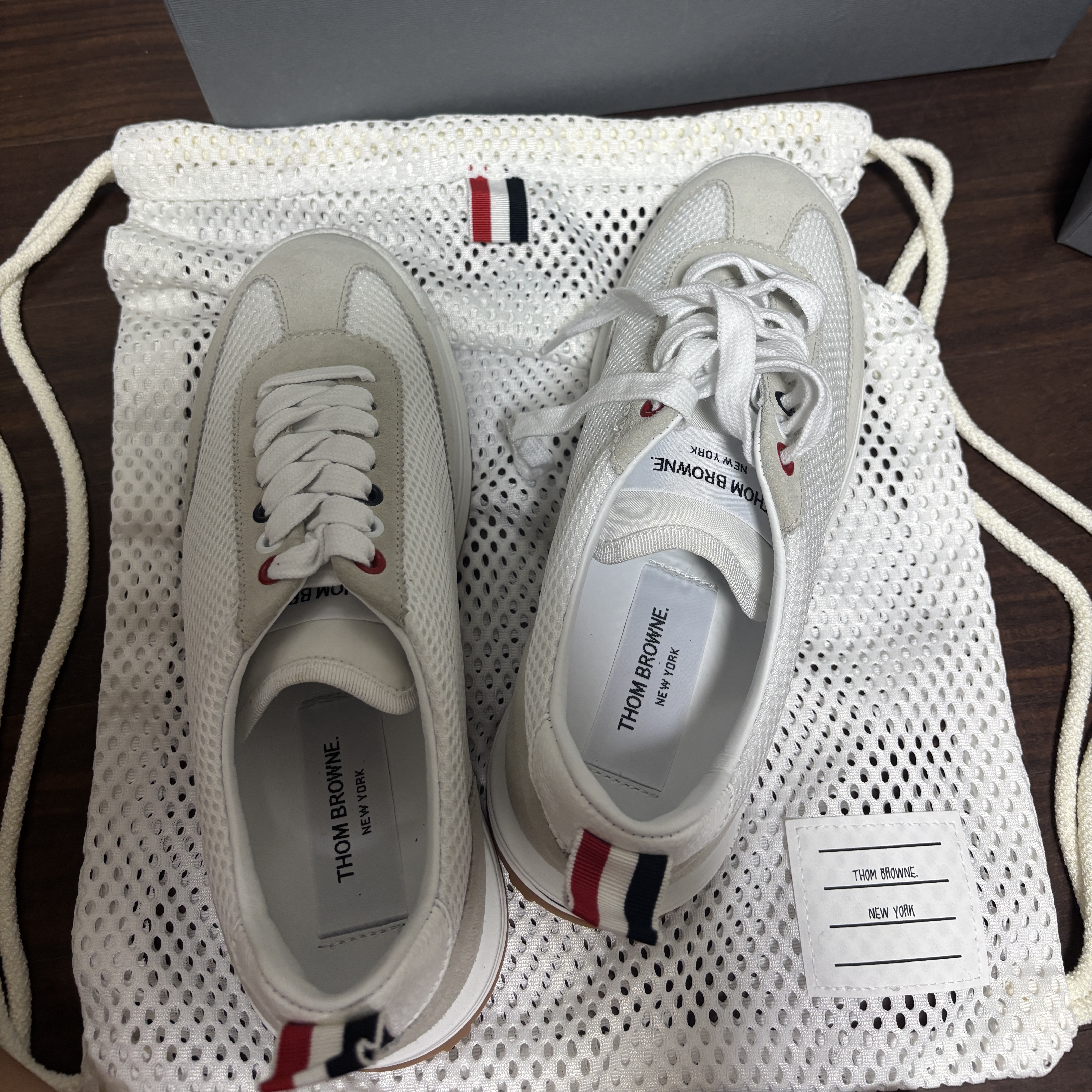 (W) Thom Browne Nylon Tech Runner White Grey 착용 스타일