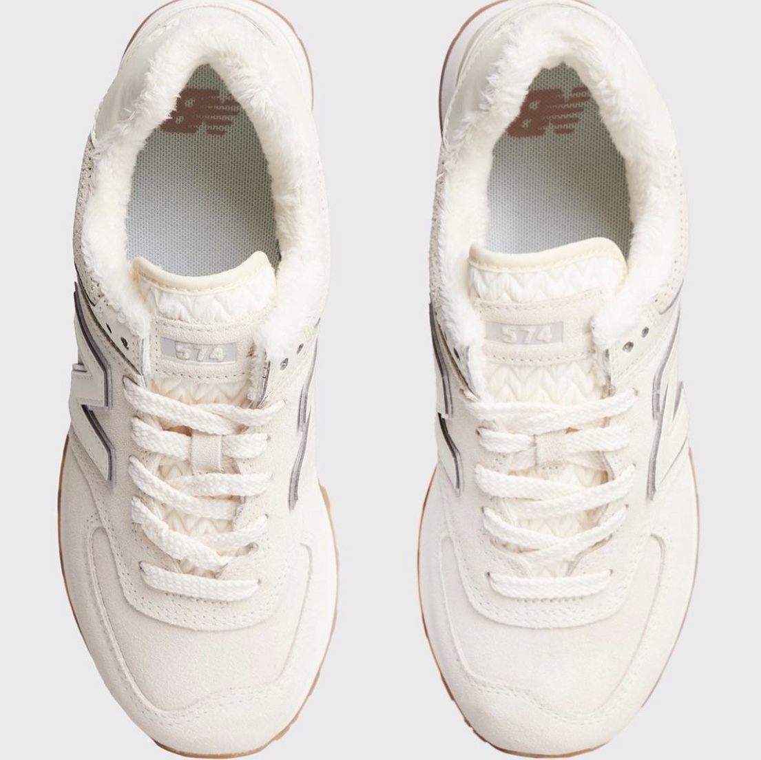 (W) New Balance 574 Beige - B Standard 착용 스타일 - 2