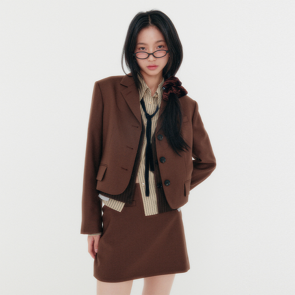 지지지 슬림 핏 크롭 블레이저 체슈넛 브라운(zeezeezee Slim Fit Cropped Blazer Chestnut Brown) - 2