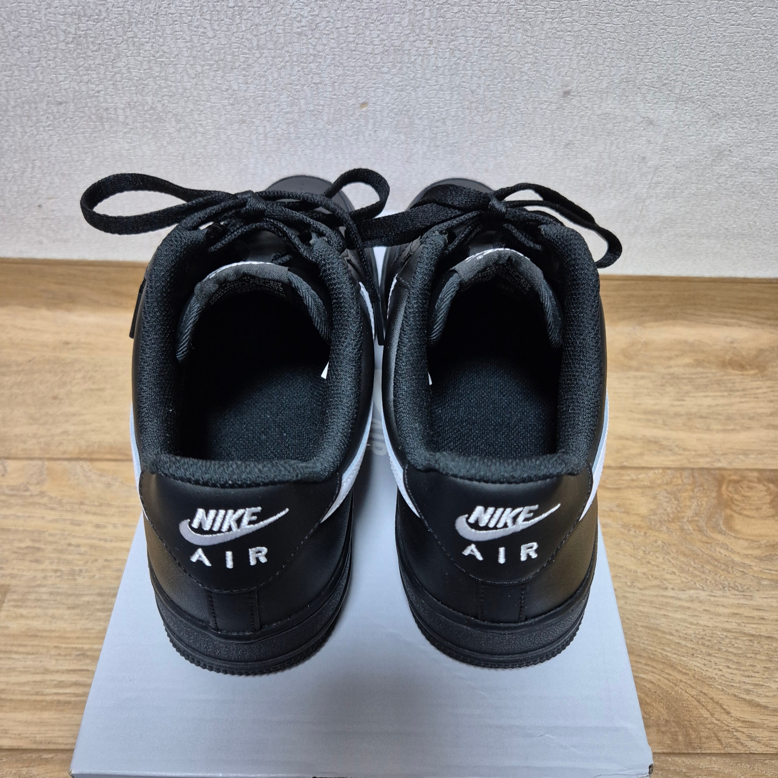 Nike Air Force 1 '07 Black White 착용 스타일 - 3