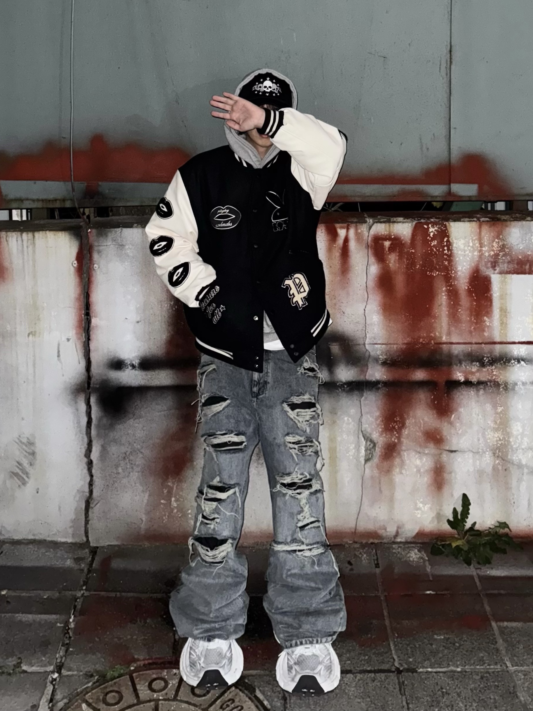 OMO Distressed Flared Jean Blue, Balenciaga 10XL Sneakers White Grey Silver Black 착용 스타일 - 5