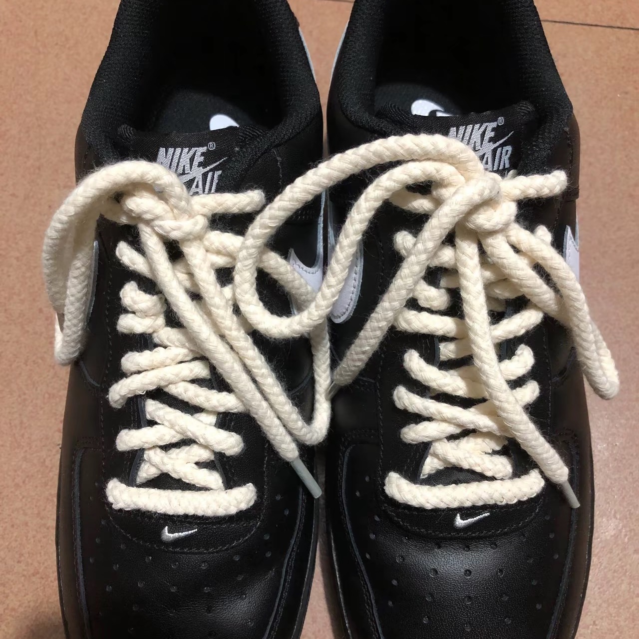Nike Air Force 1 '07 Black White 착용 스타일 - 3
