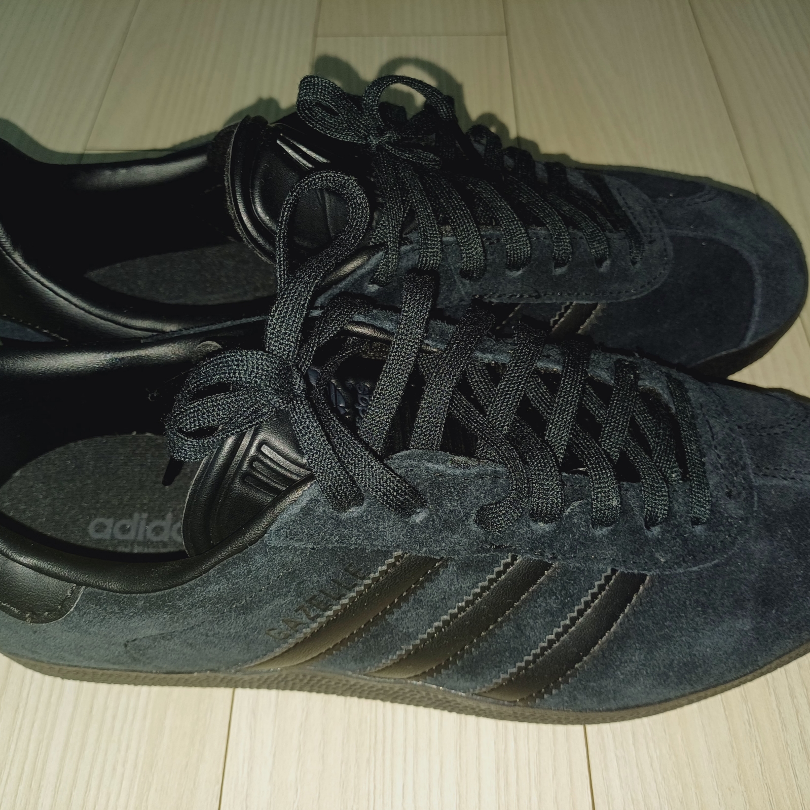 Adidas Gazelle Triple Black 착용 스타일