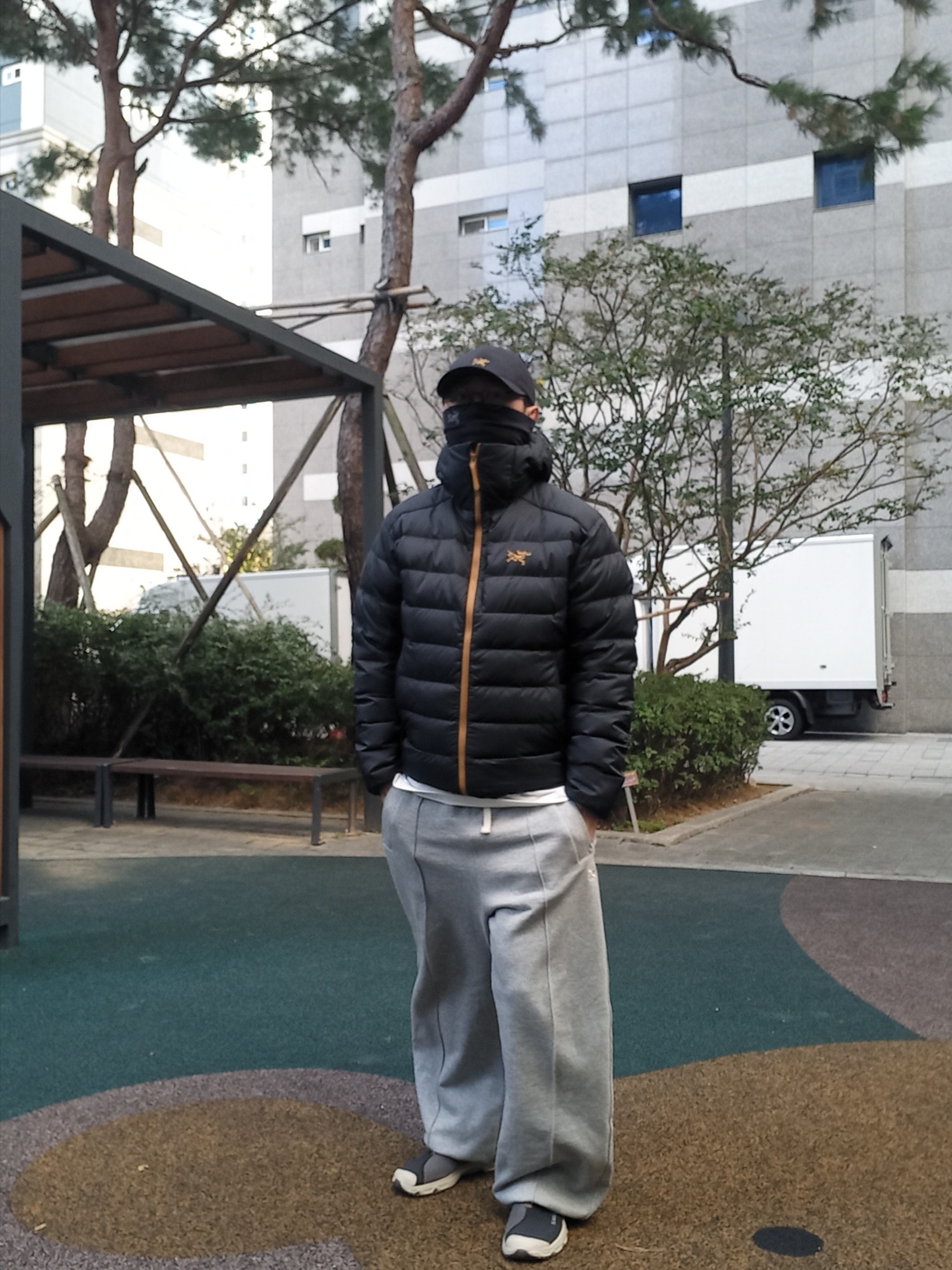 Arc'teryx Thorium Hoody Dark Magic, Arc'teryx Small Bird Cap Black 착용 스타일 - 1