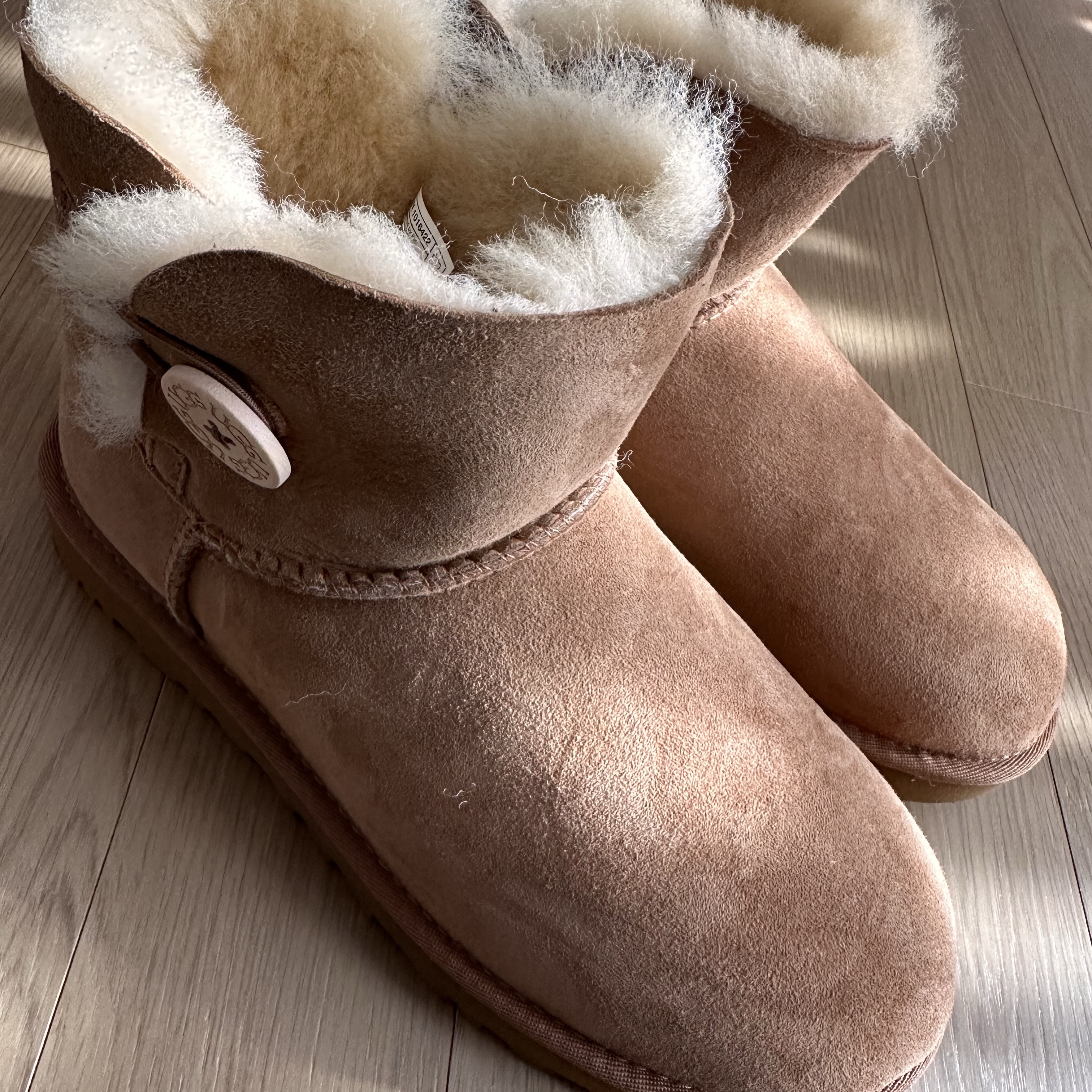 (W) UGG Mini Bailey Button II Boots Chestnut 착용 스타일
