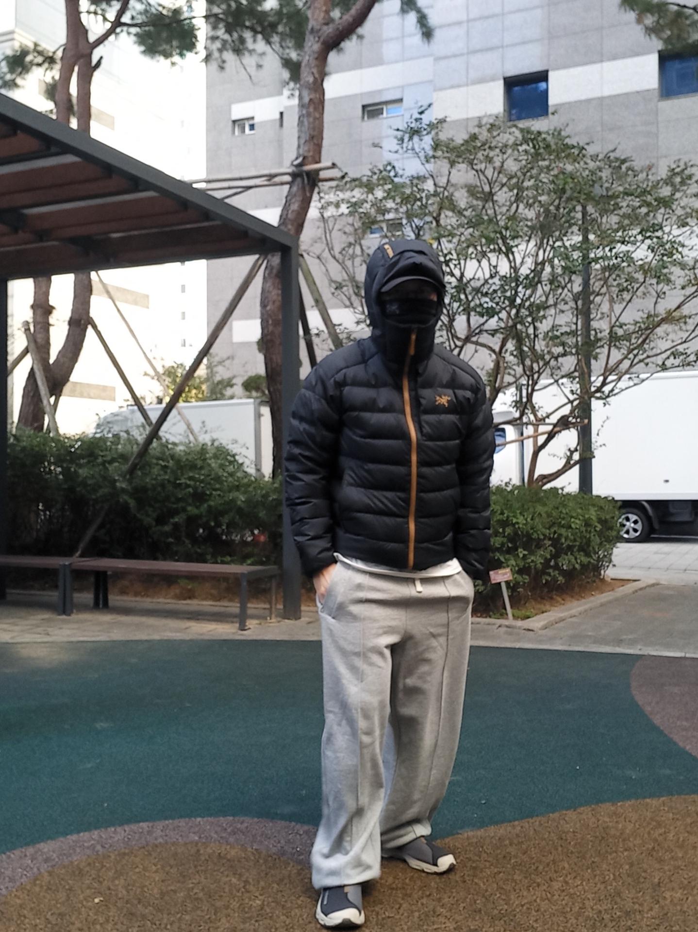 Arc'teryx Thorium Hoody Dark Magic, Arc'teryx Small Bird Cap Black 착용 스타일 - 7