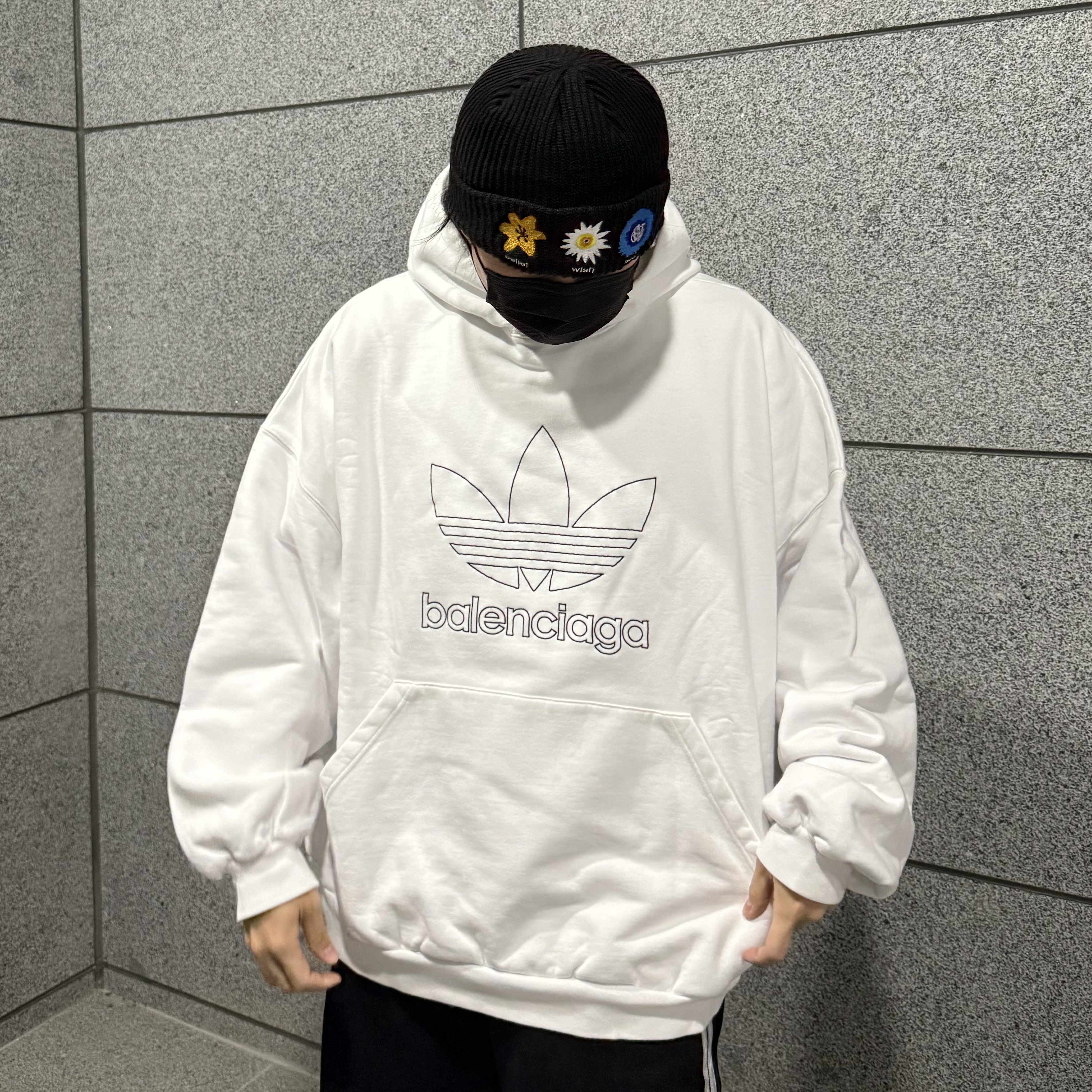 Balenciaga x Adidas Hoodie Large Fit White 착용 스타일 - 3