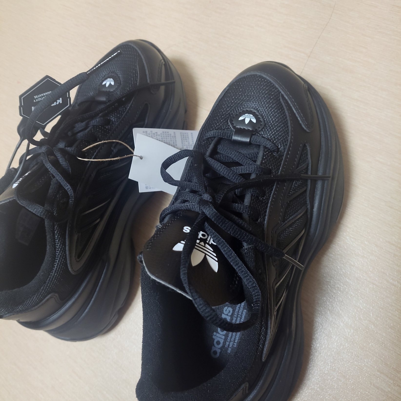 (W) Adidas Ozgaia Core Black 착용 스타일