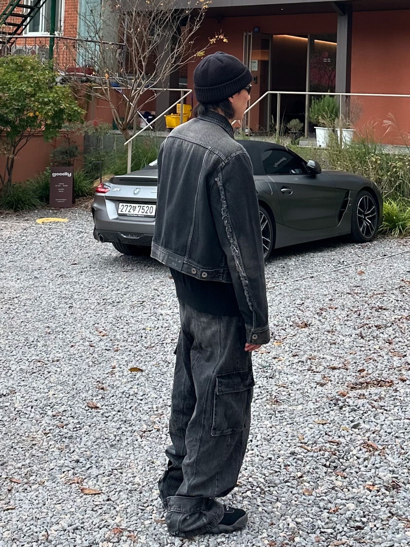 [KREAM 단독] BLR Signature Raw Cut Washing Denim Trucker Jacket Black 착용 스타일