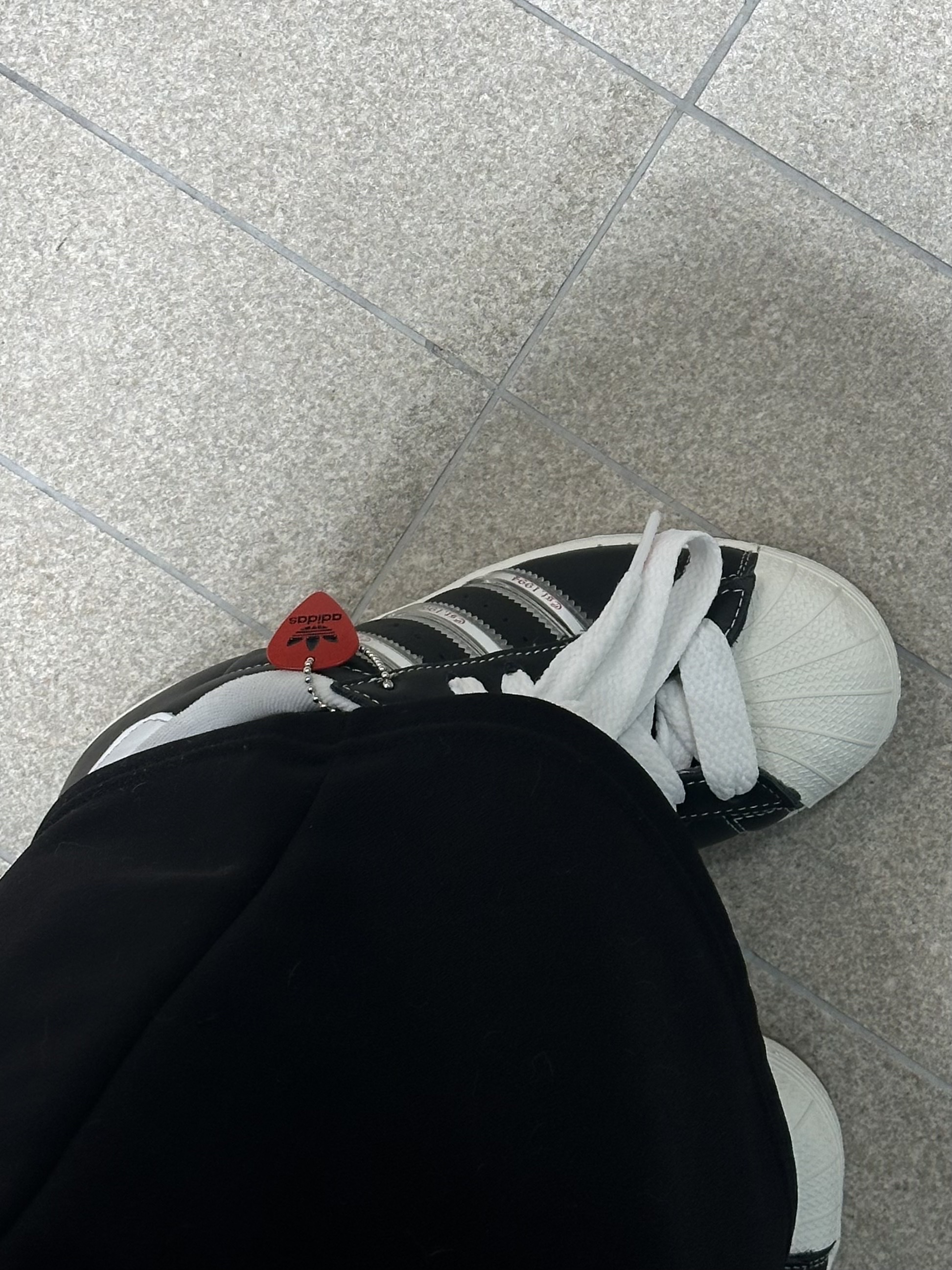 Adidas x KoRn Superstar 30th Anniversary Core Black Translucent 착용 스타일 - 2
