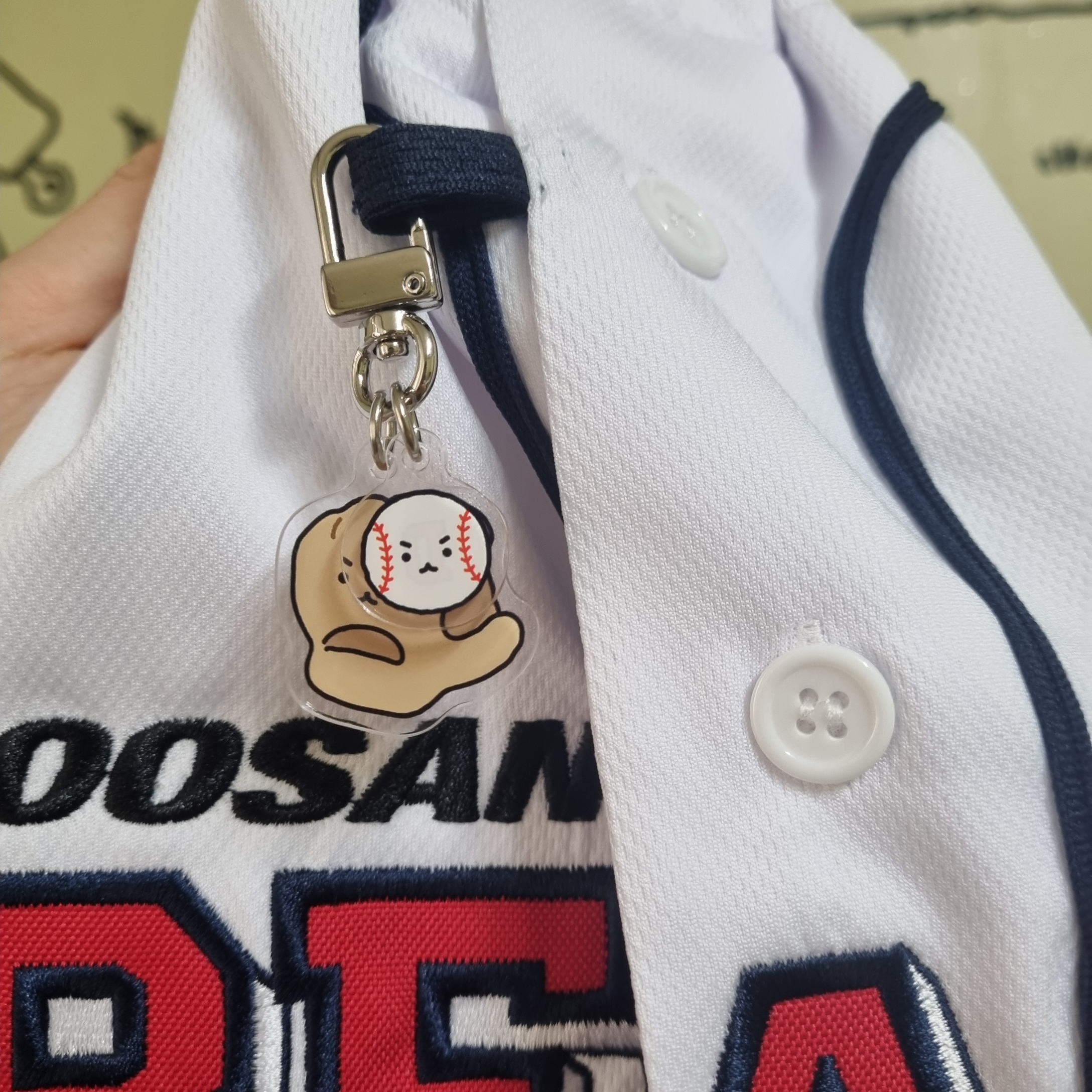 Doosan Bears x Manggom Acrylic Keyring 착용 스타일 - 1