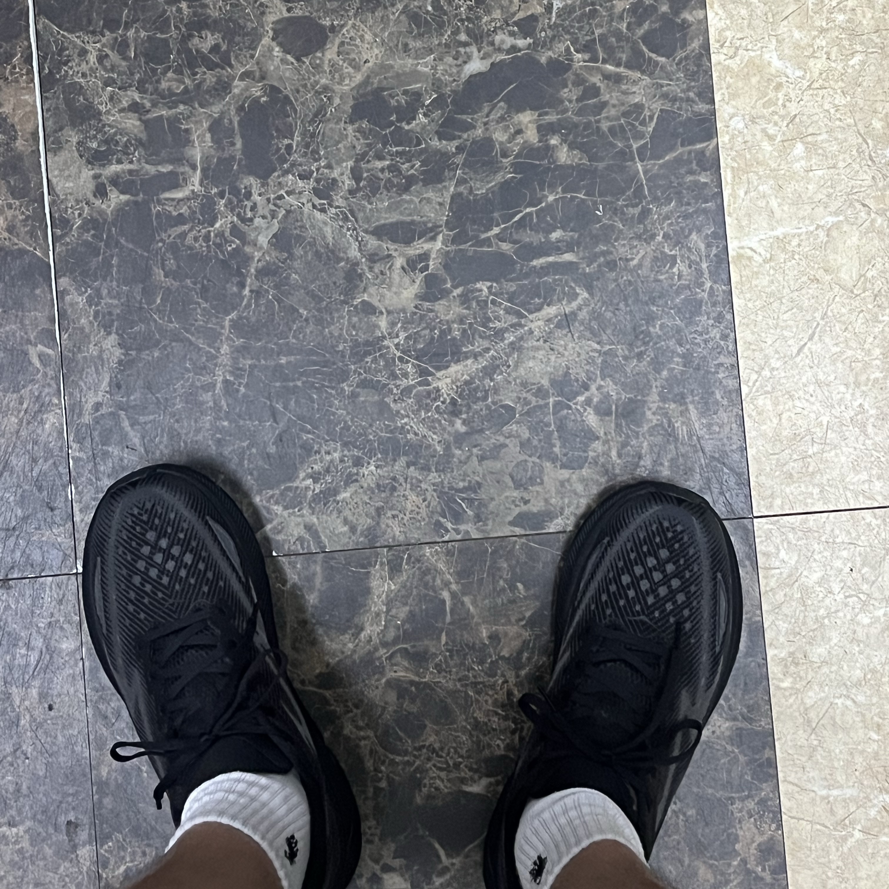 Hoka Clifton 9 Black - Wide 착용 스타일