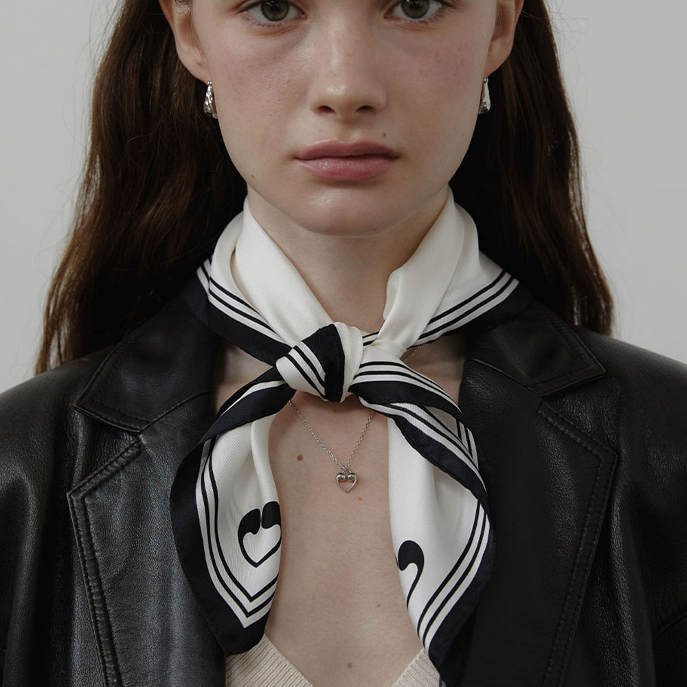 러브미몬스터 몬트 로고 정사각 실크스카프 화이트(lovememonster Mont Logo Square Silk Scarf White) - 2