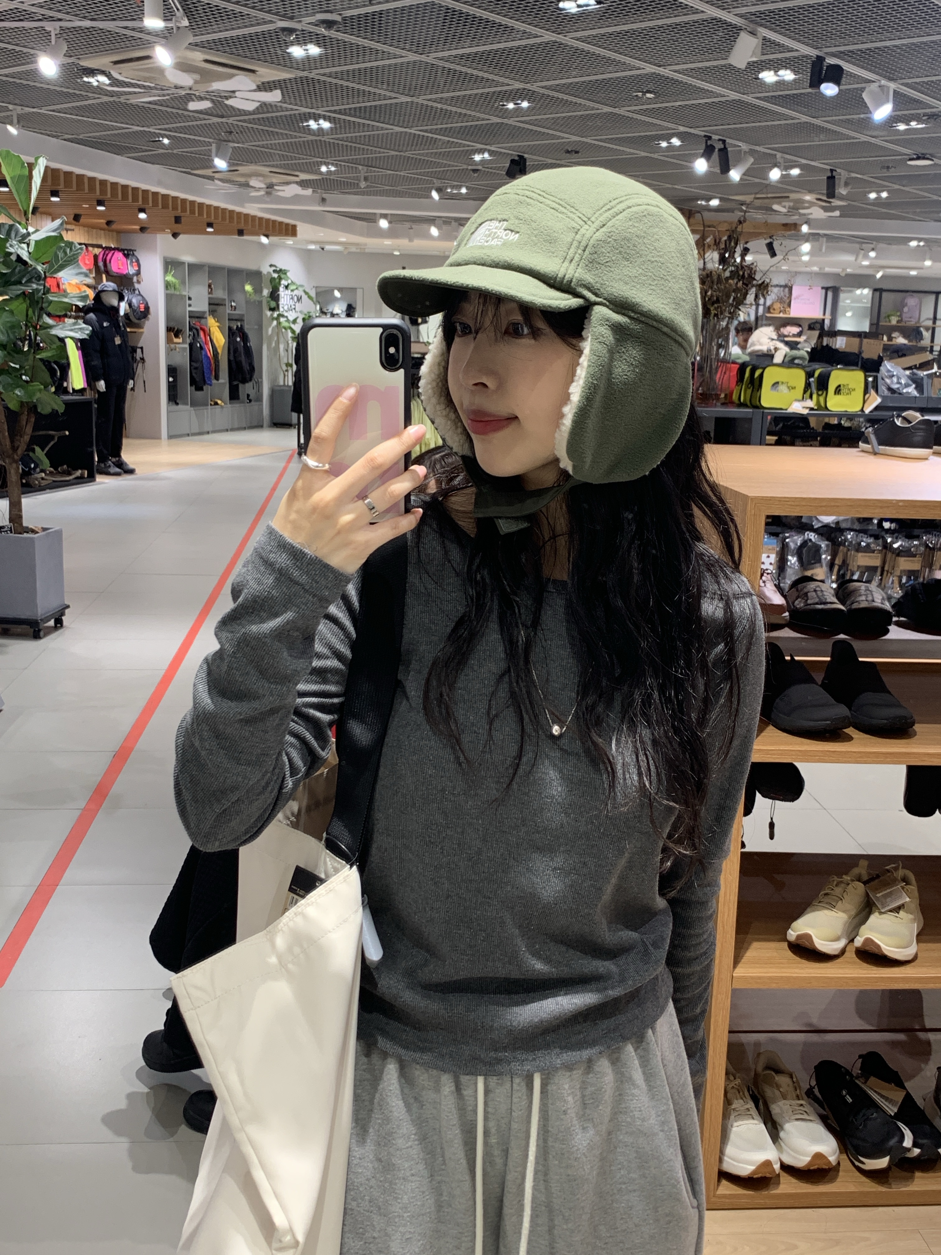 The North Face Fleece Earmuff Beanie Black 착용 스타일