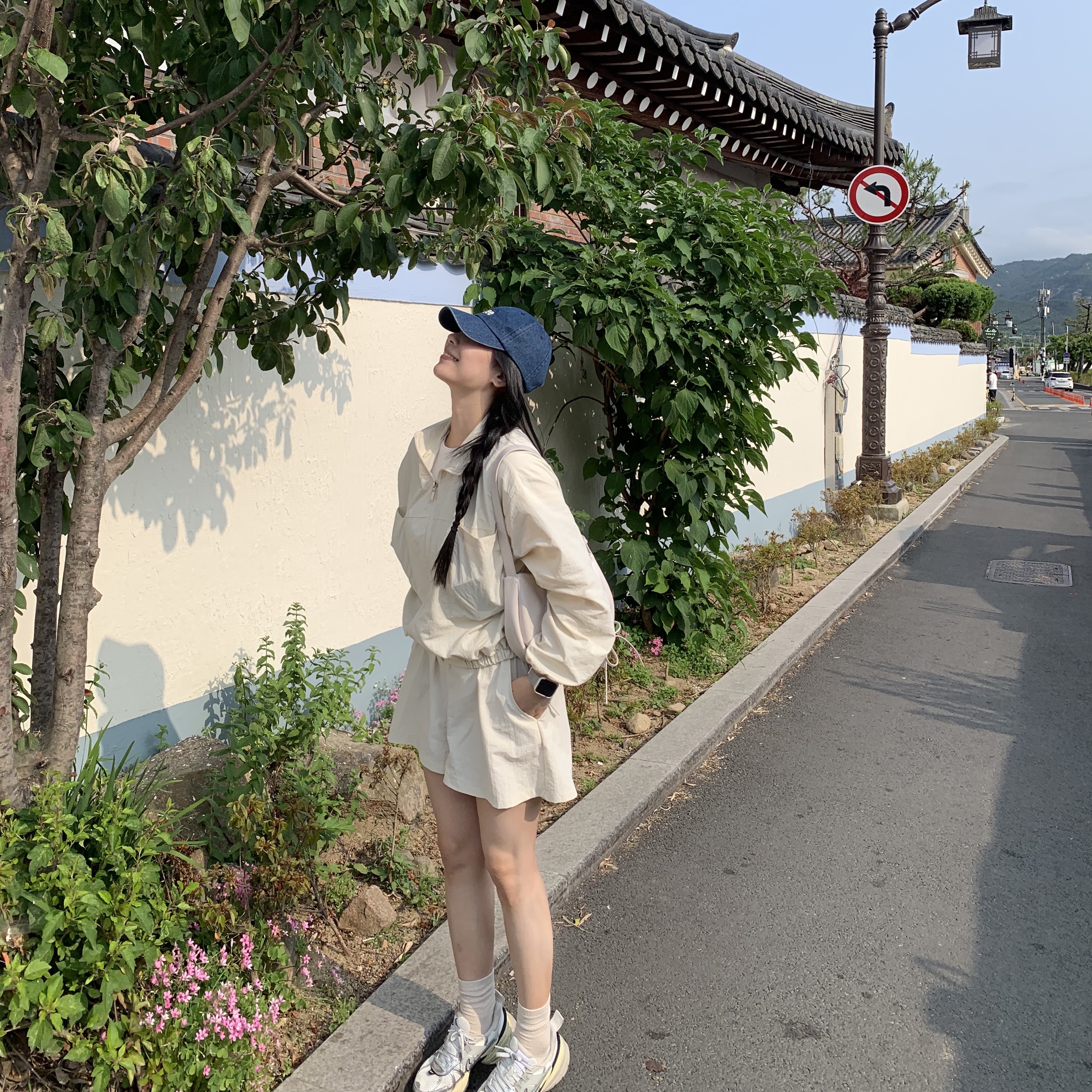 Matin Kim Half Shirring Ribbon Round Bag Ivory, Nike V2K Run Summit White Metallic Silver 착용 스타일 - 3
