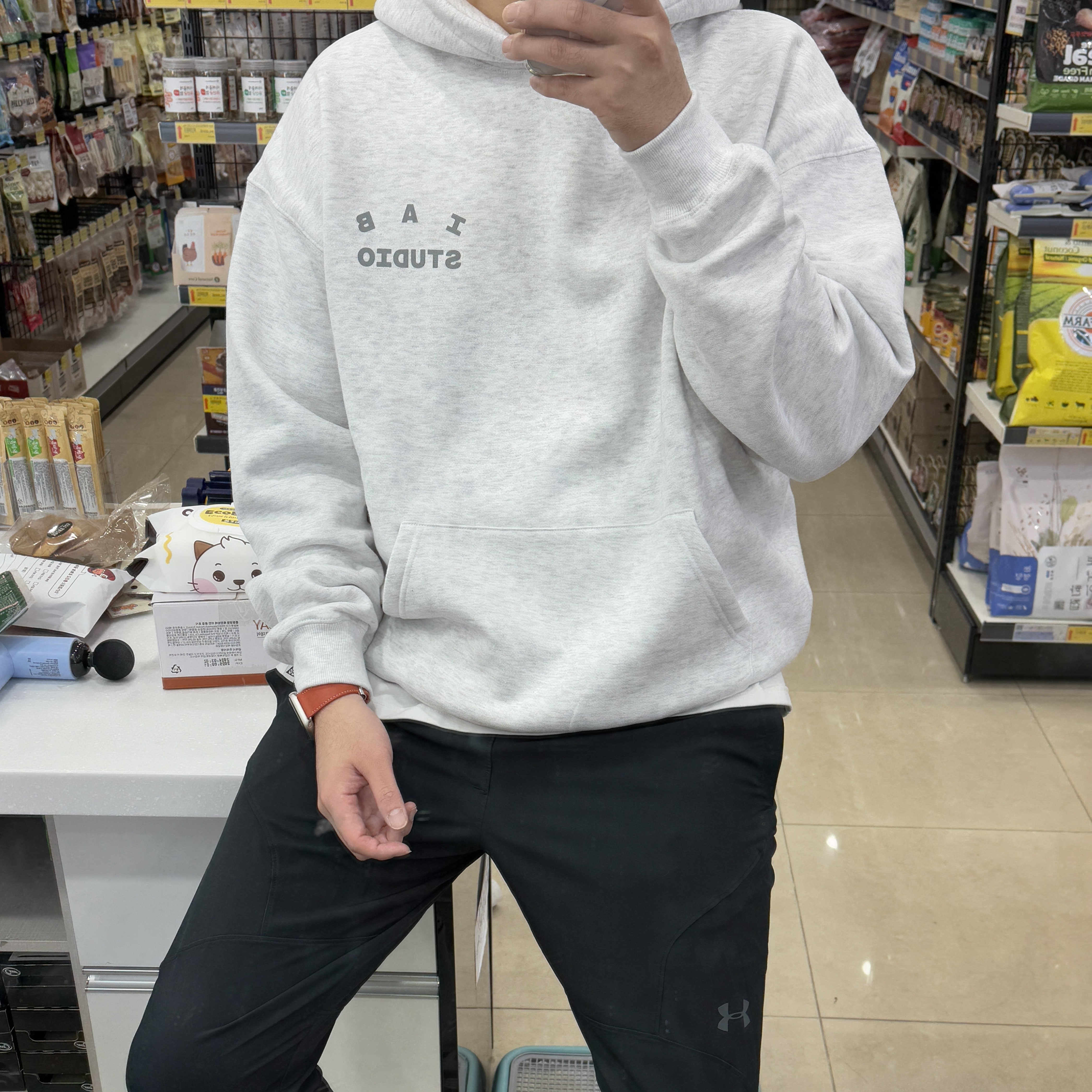 IAB Studio Hoodie Light Gray 착용 스타일