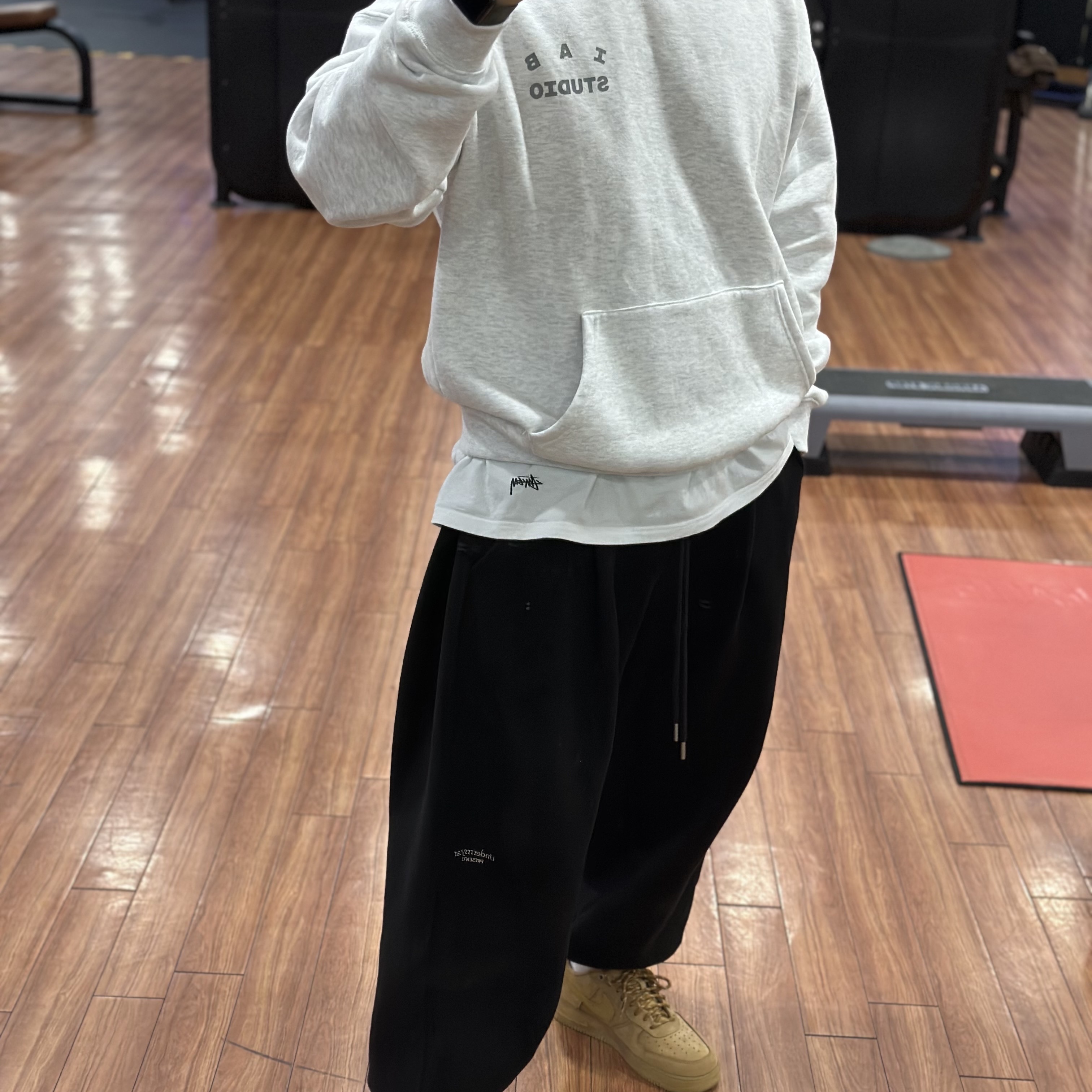 IAB Studio Hoodie Light Gray, Nike Air Force 1 '07 WB Flax 착용 스타일 - 2