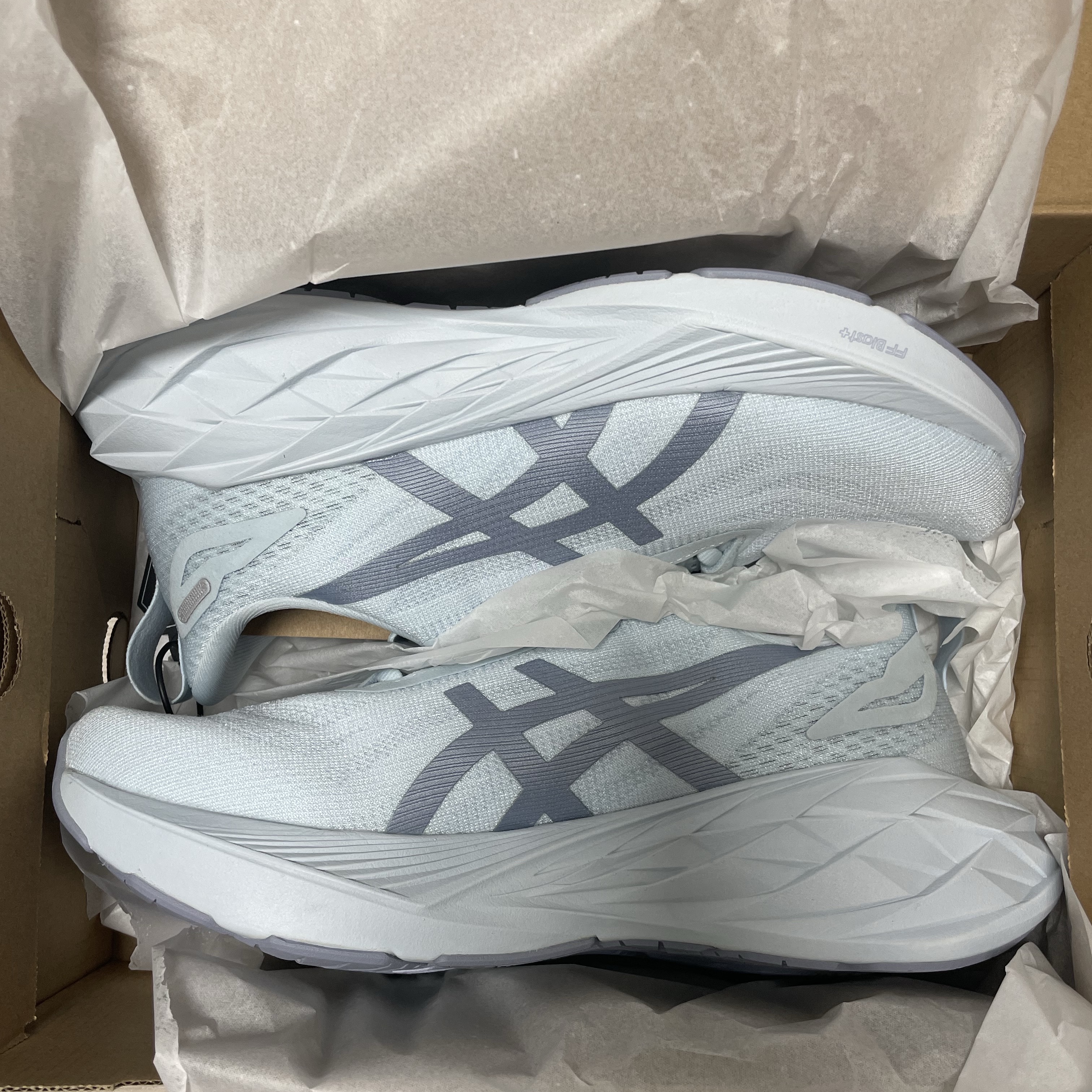 Asics Novablast 4 LE Cool Grey Grey Blue 착용 스타일 - 1