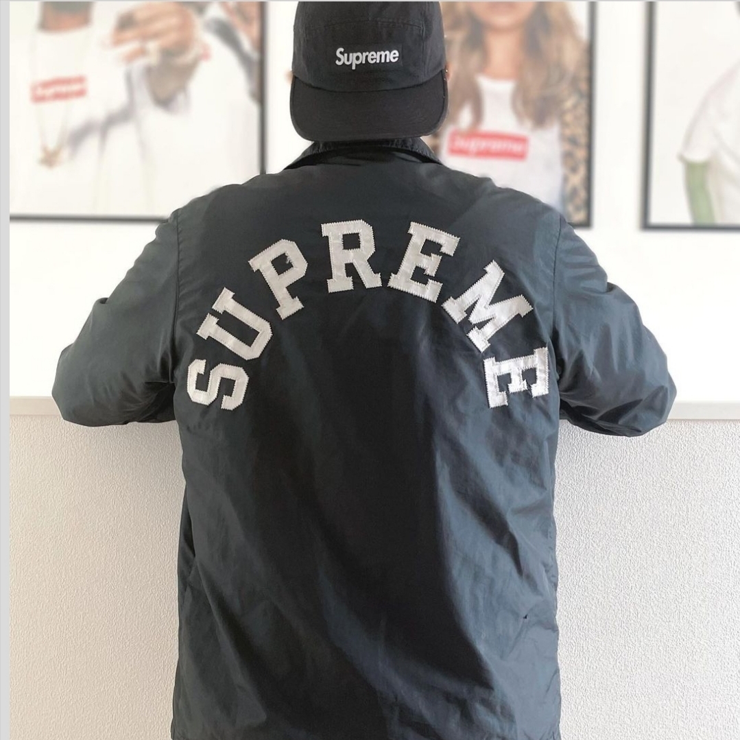 Supreme x Champion Coaches Jacket Tan - 24SS, Supreme x Champion Coaches Jacket Black - 24SS 착용 스타일 - 3