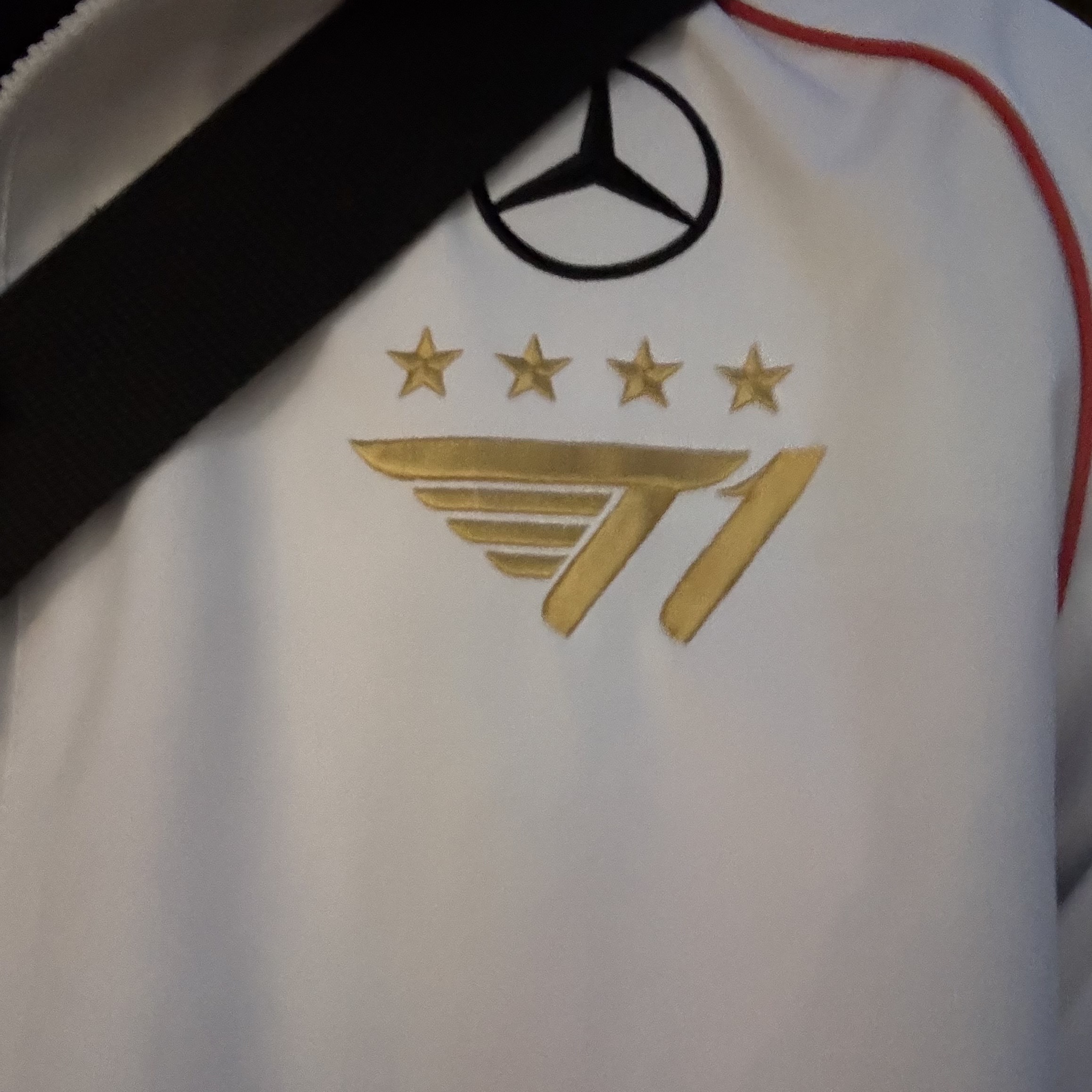 T1 2024 Uniform Worlds Jacket White (Non Marking Ver.) 착용 스타일 - 1