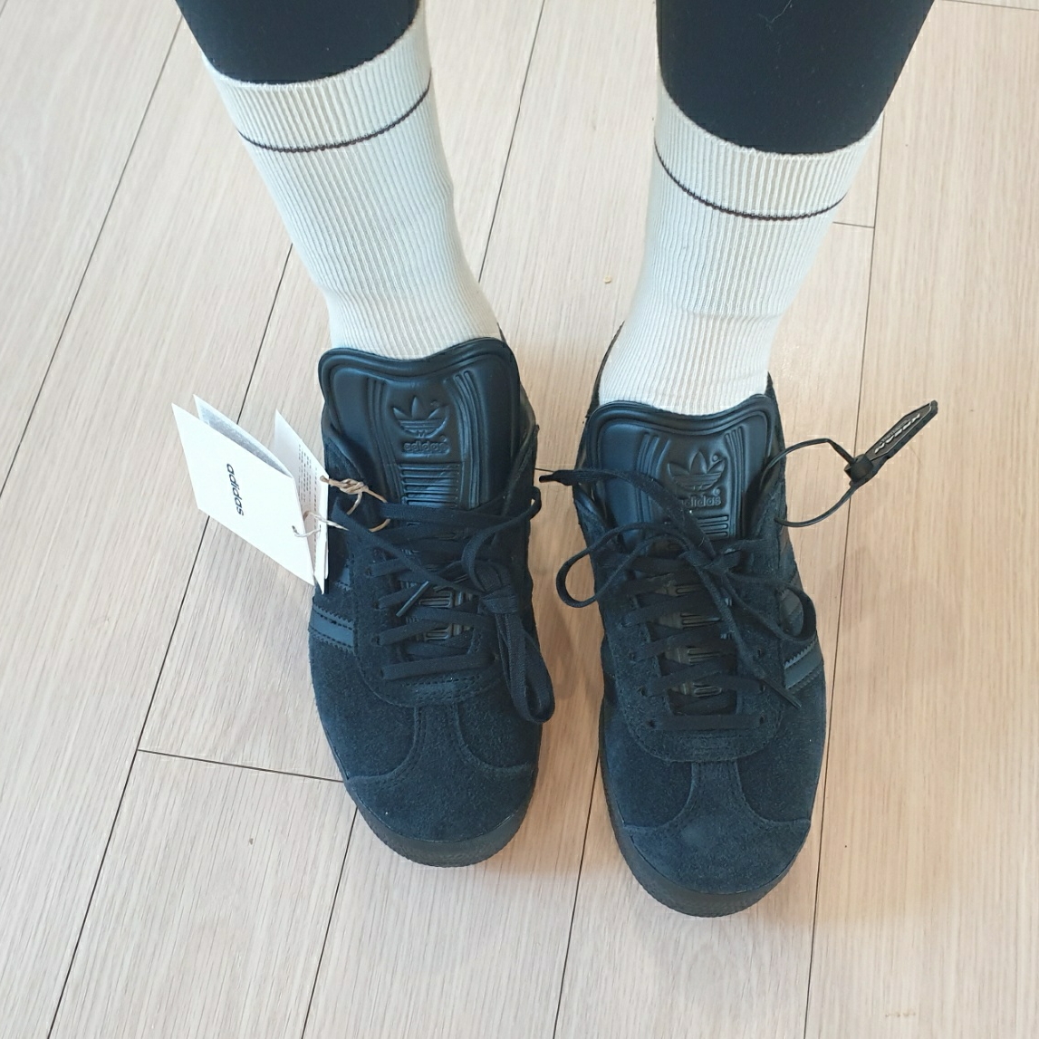 Adidas Gazelle Triple Black 착용 스타일