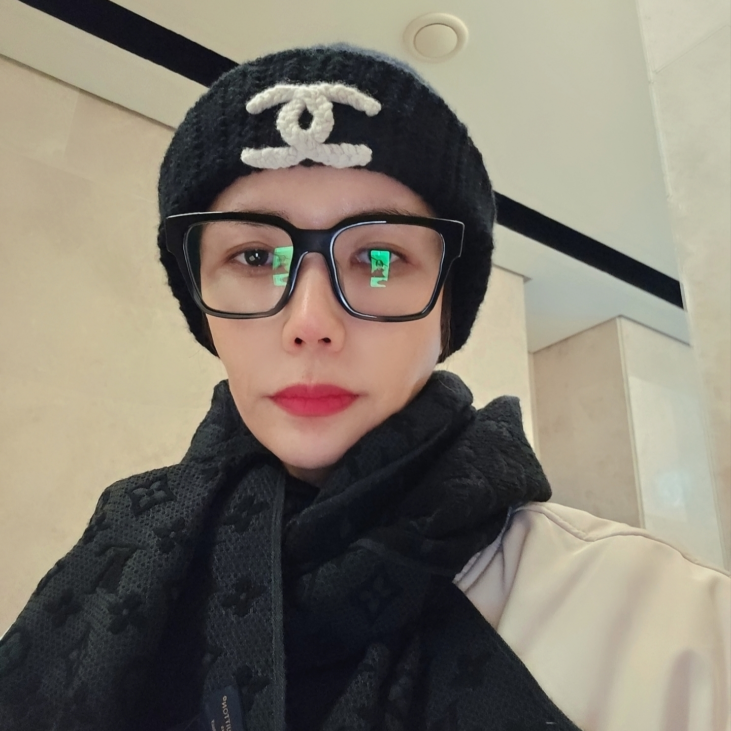 Louis Vuitton Monogram Classic Muffler Black, (W) Chanel Beanie Cashmere & Black White 착용 스타일