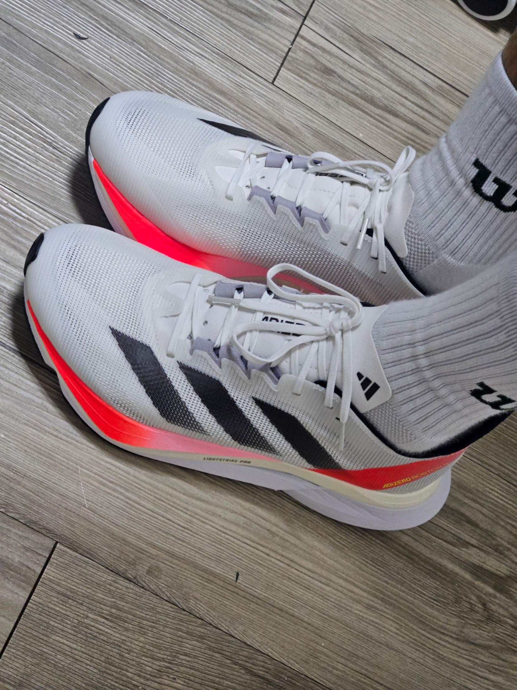 Adidas Adizero Boston 12 Cloud White Aurora Met 착용 스타일 - 1