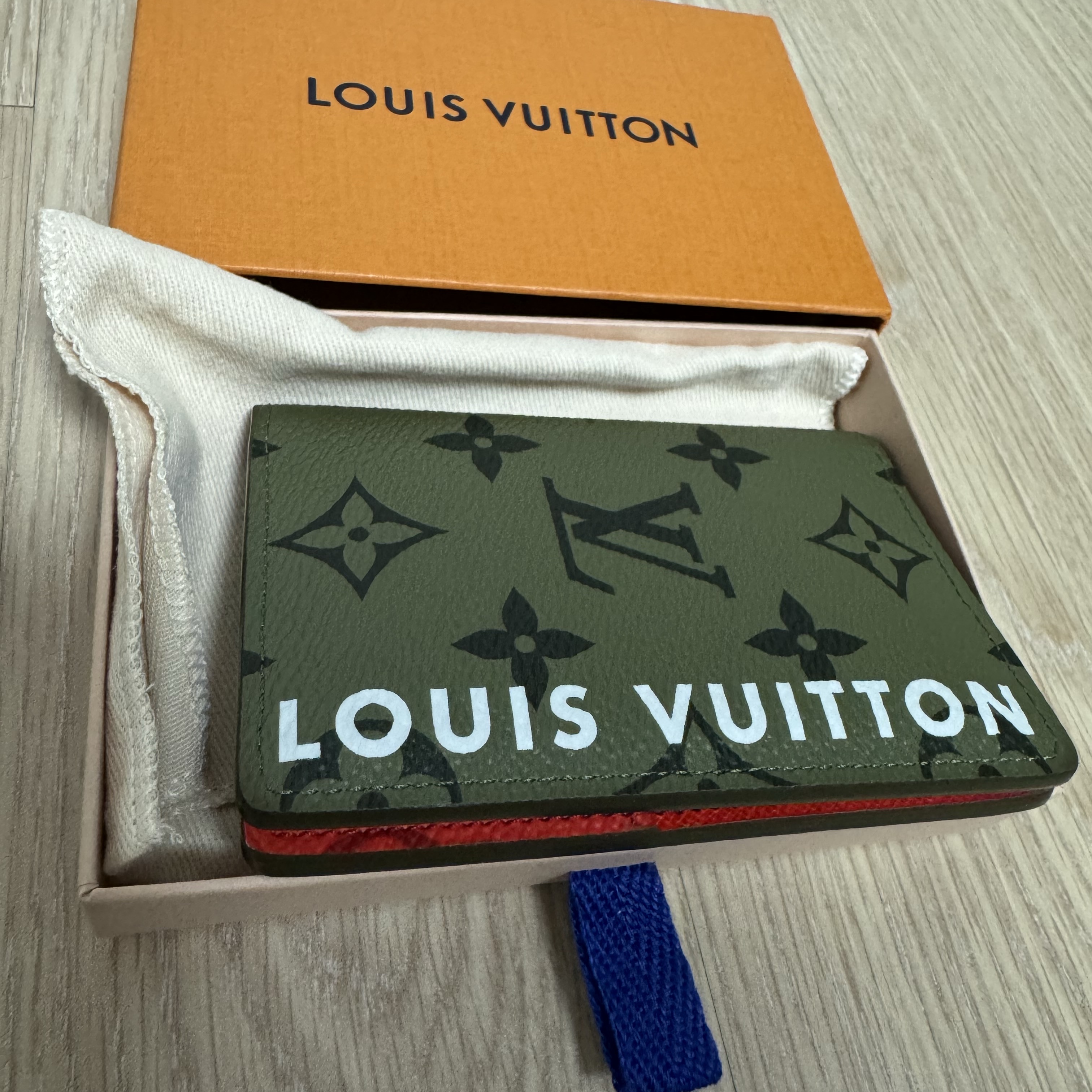 Louis Vuitton Pocket Organizer Khaki Green Vermillion Red 착용 스타일 - 1
