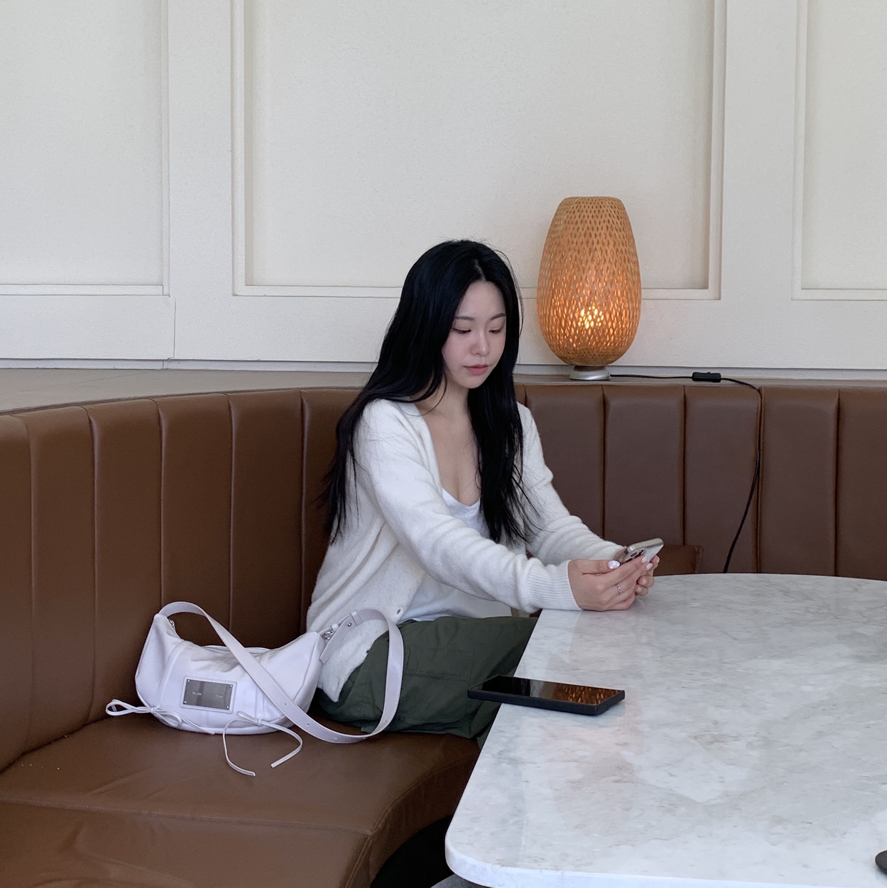 Matin Kim Half Shirring Ribbon Round Bag Ivory, Nike V2K Run Summit White Metallic Silver 착용 스타일 - 4