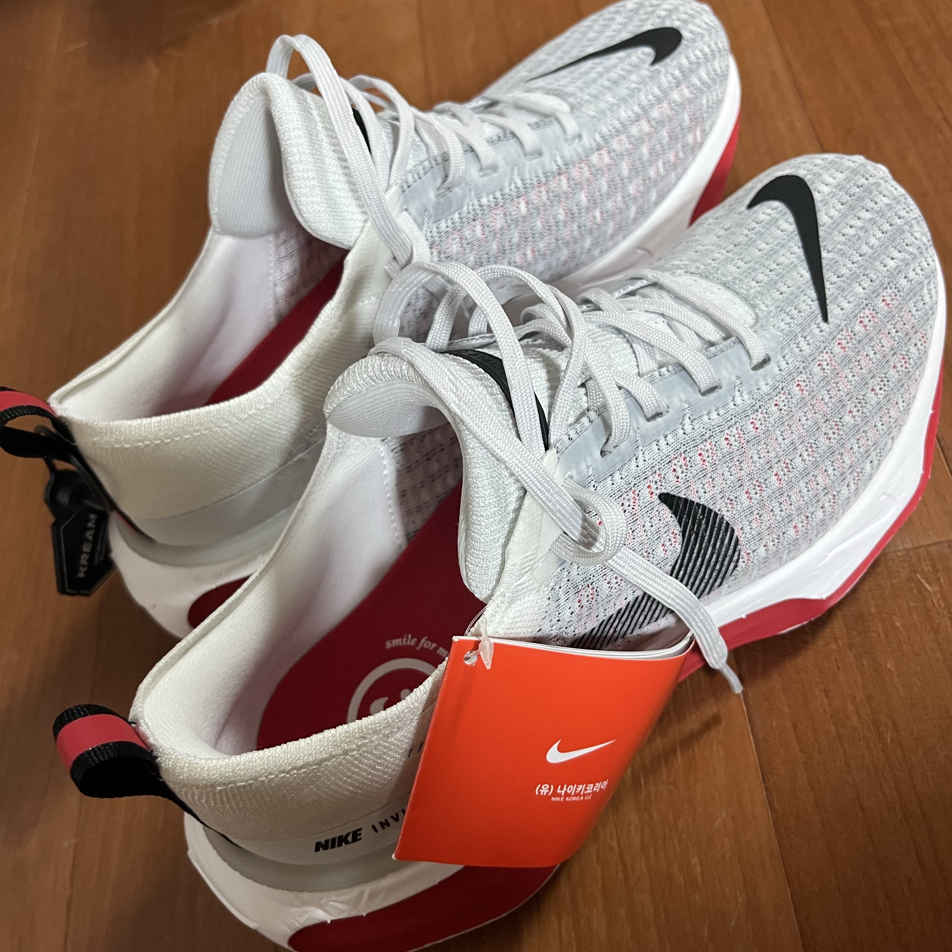 Nike Invincible 3 White Fire Red 착용 스타일