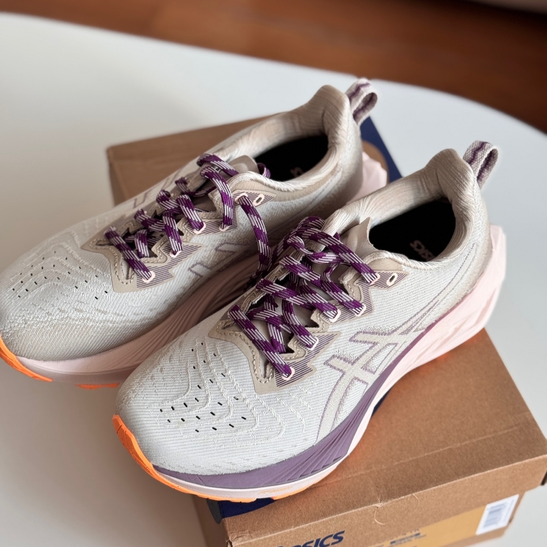 (W) Asics Novablast 4 TR Nature Bathing Pearl Pink 착용 스타일 - 1
