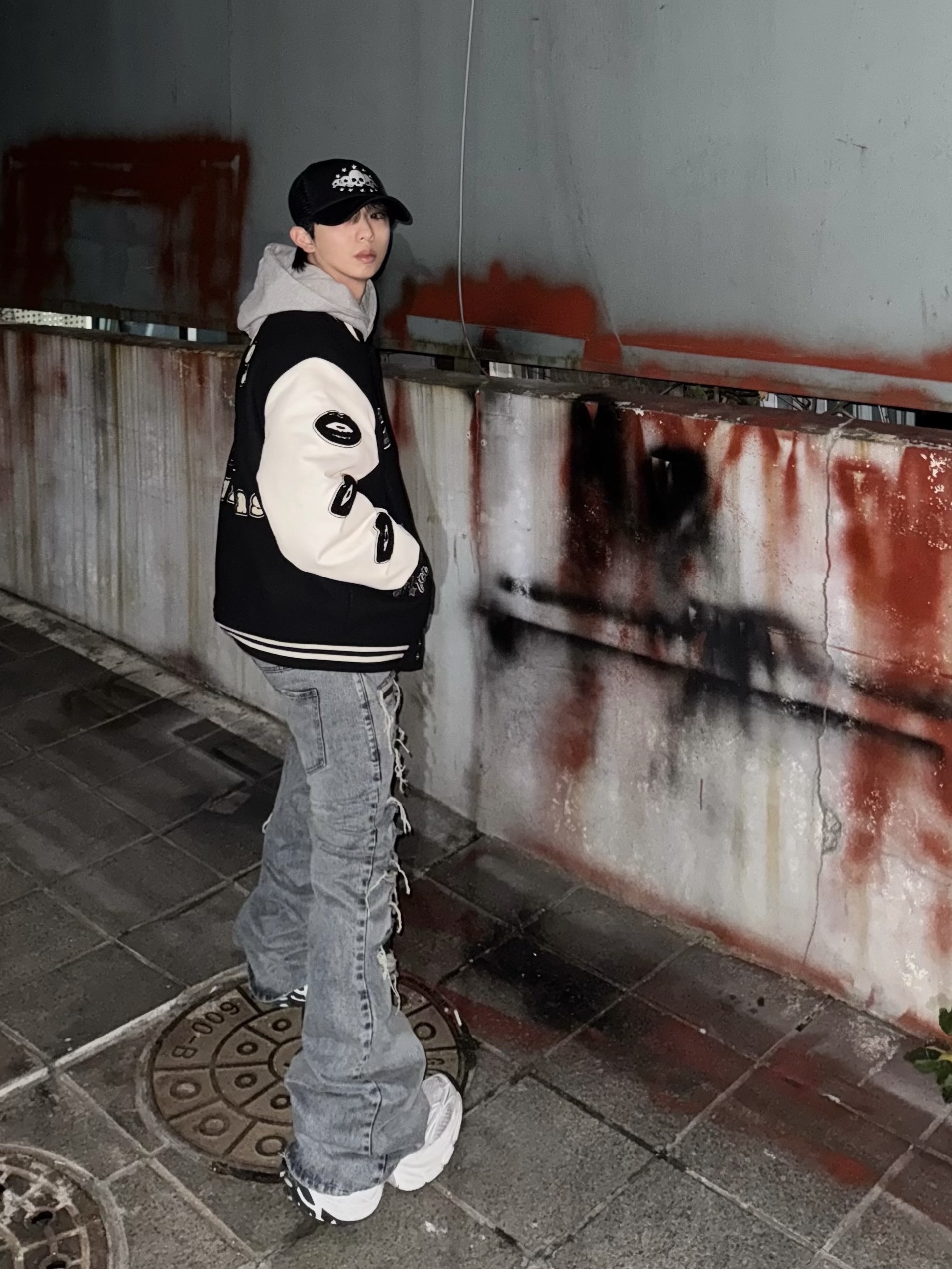 OMO Distressed Flared Jean Blue, Balenciaga 10XL Sneakers White Grey Silver Black 착용 스타일 - 3