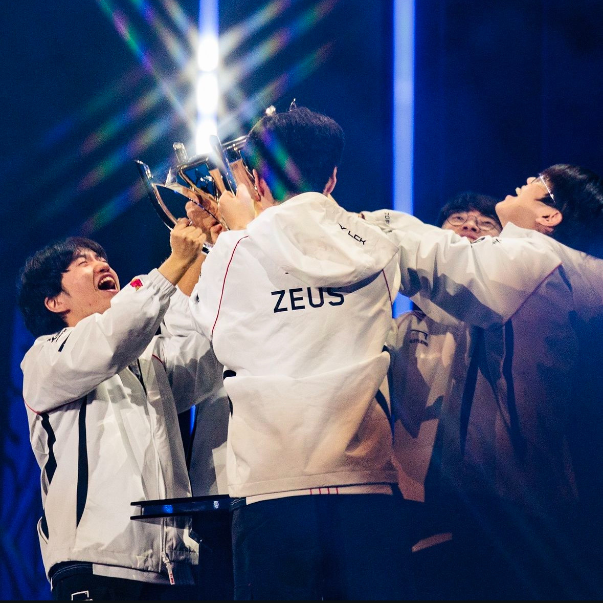 T1 2024 Uniform Worlds Jacket White (Non Marking Ver.) 착용 스타일 - 2