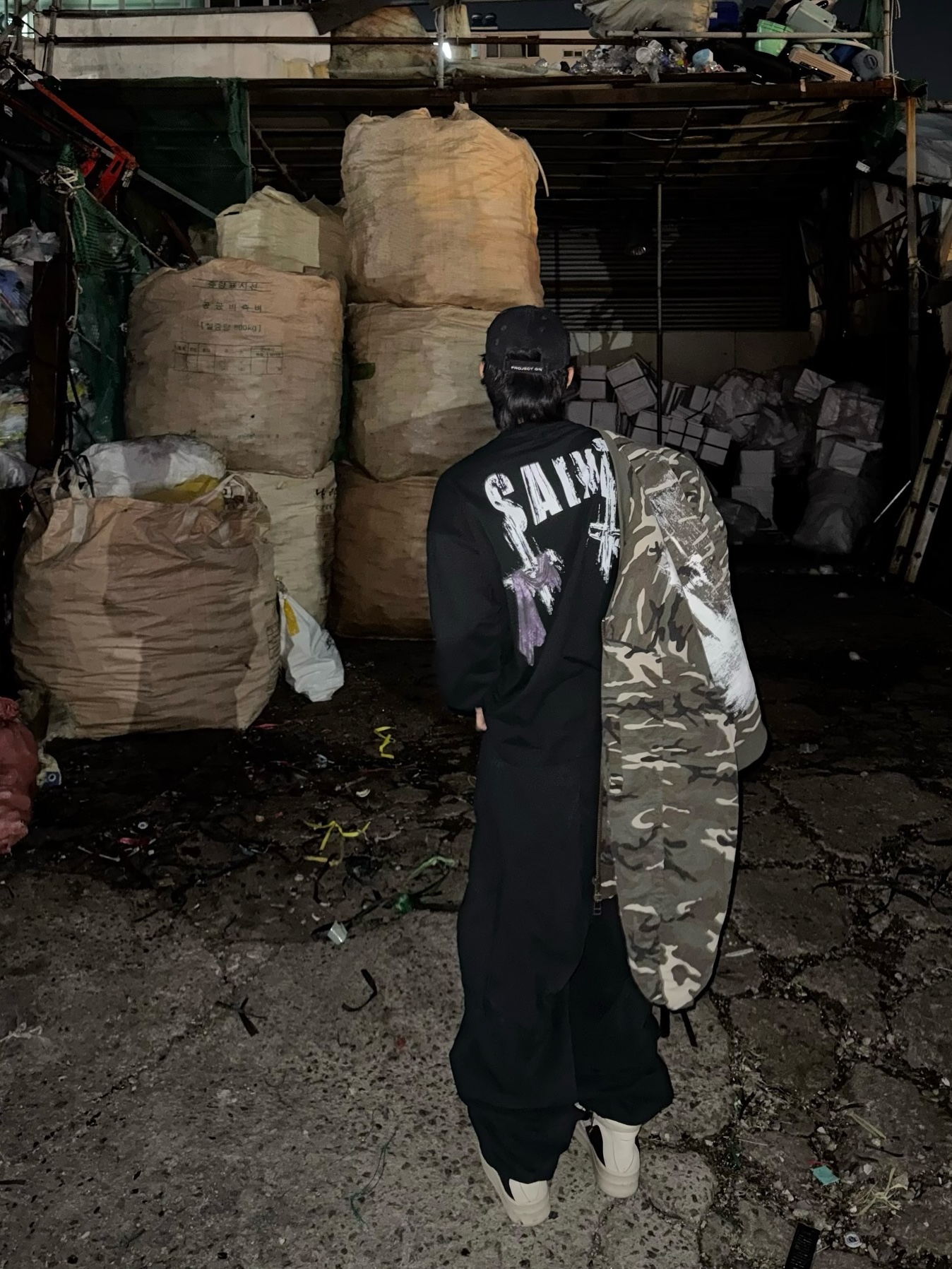 Awende Saint Black LS T-Shirt, Awende Messiah Camo Bomber Jacket 착용 스타일