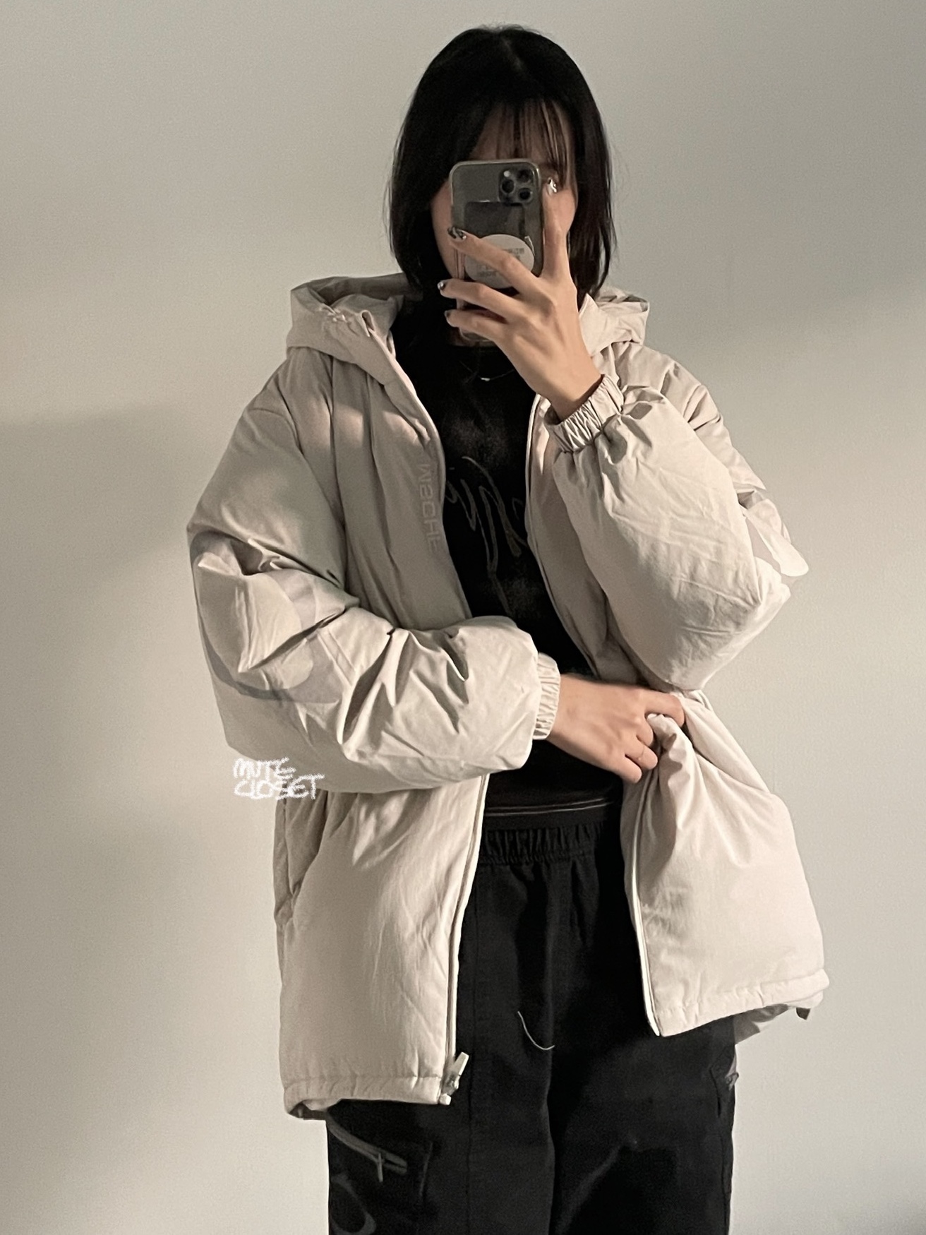 (W) Mischief Rhombus Hooded Down Jacket Ivory, (W) Mischief Drawstring Pants Black 착용 스타일 - 1