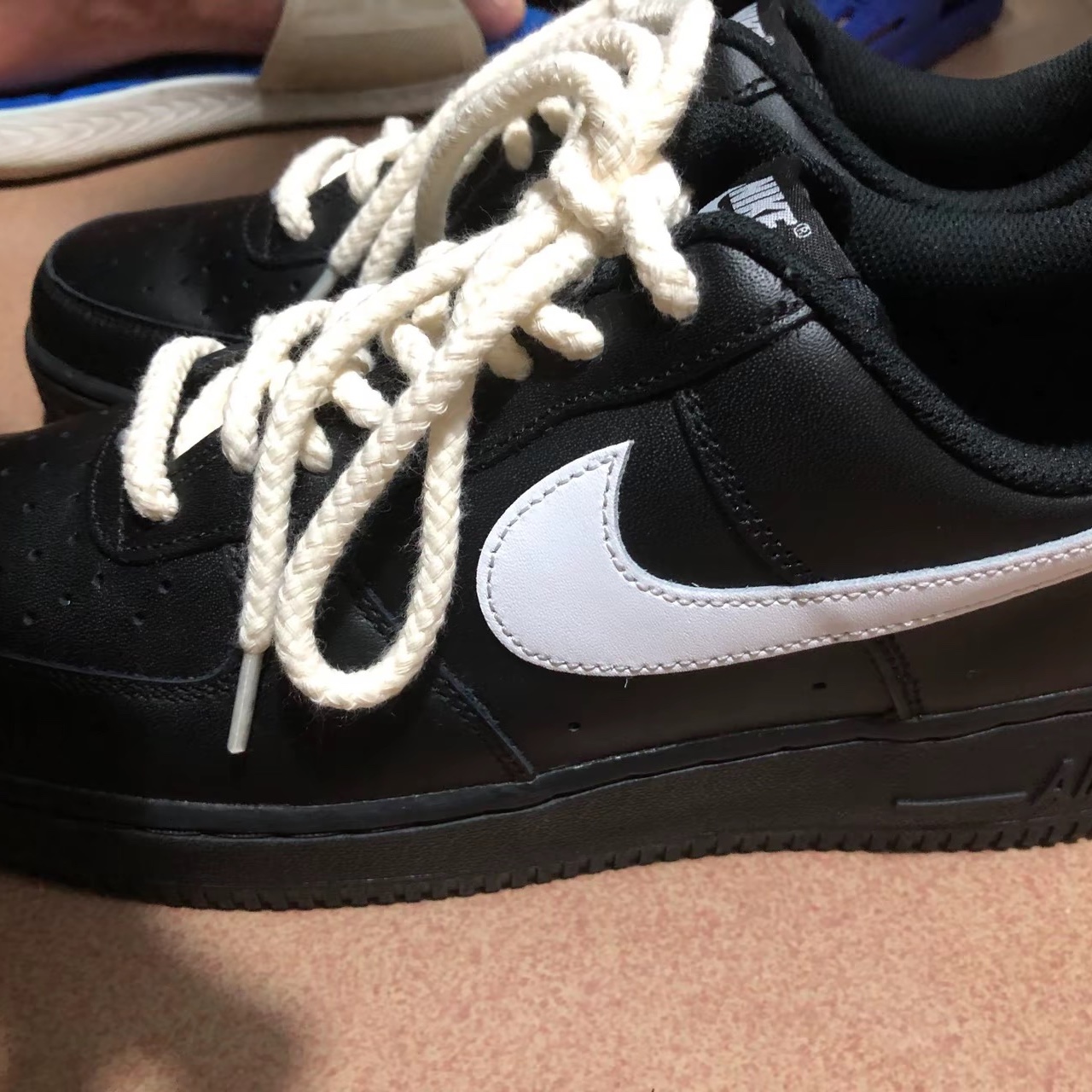 Nike Air Force 1 '07 Black White 착용 스타일 - 1