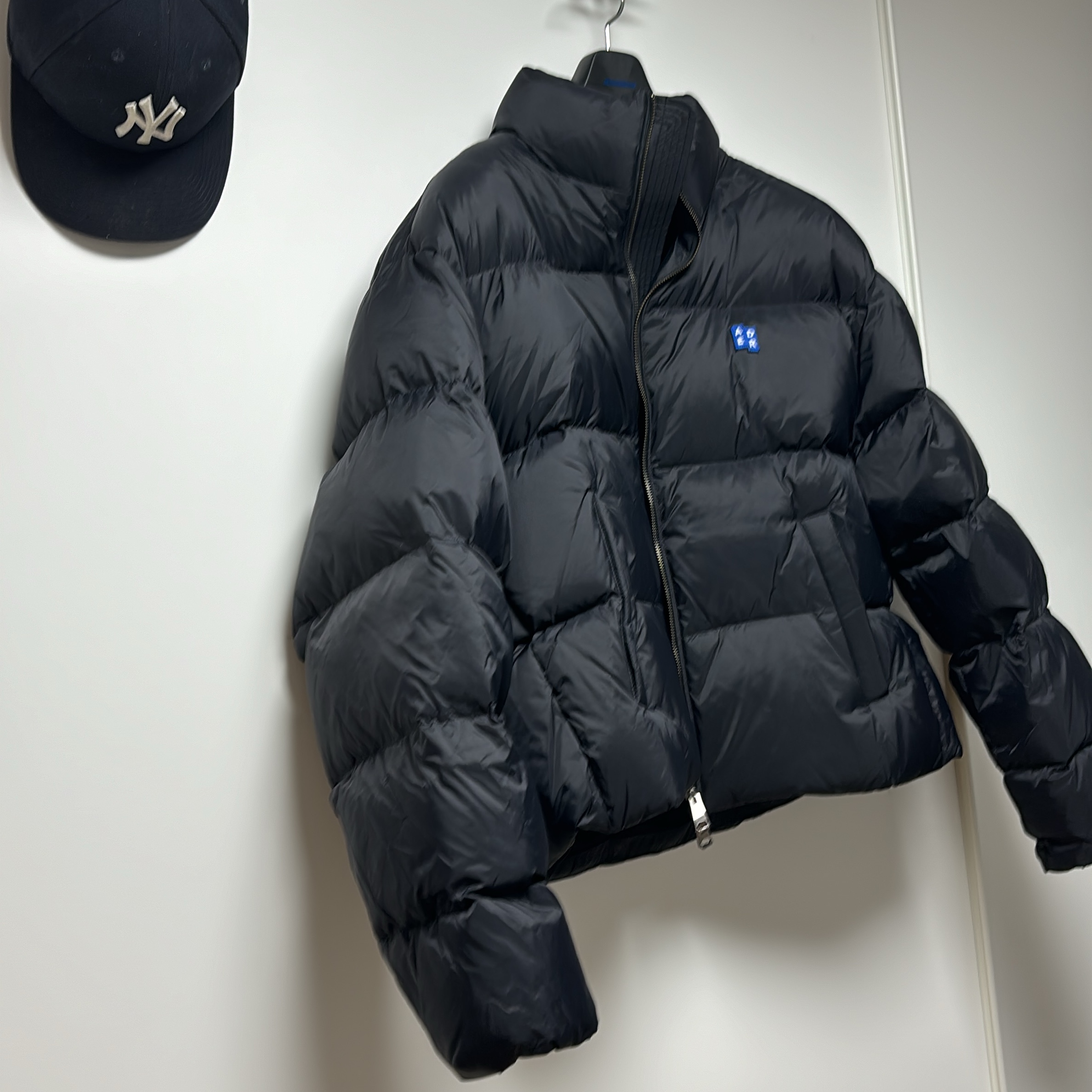 Ader Error Sig; TRS/BL Tag Puffer Jacket 01 Noir 착용 스타일 - 2