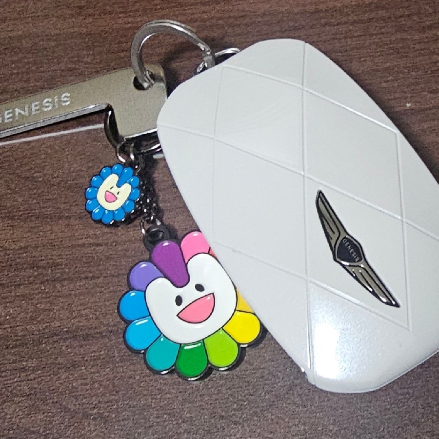 NewJeans x Murakami Metal Keyring Flower 착용 스타일