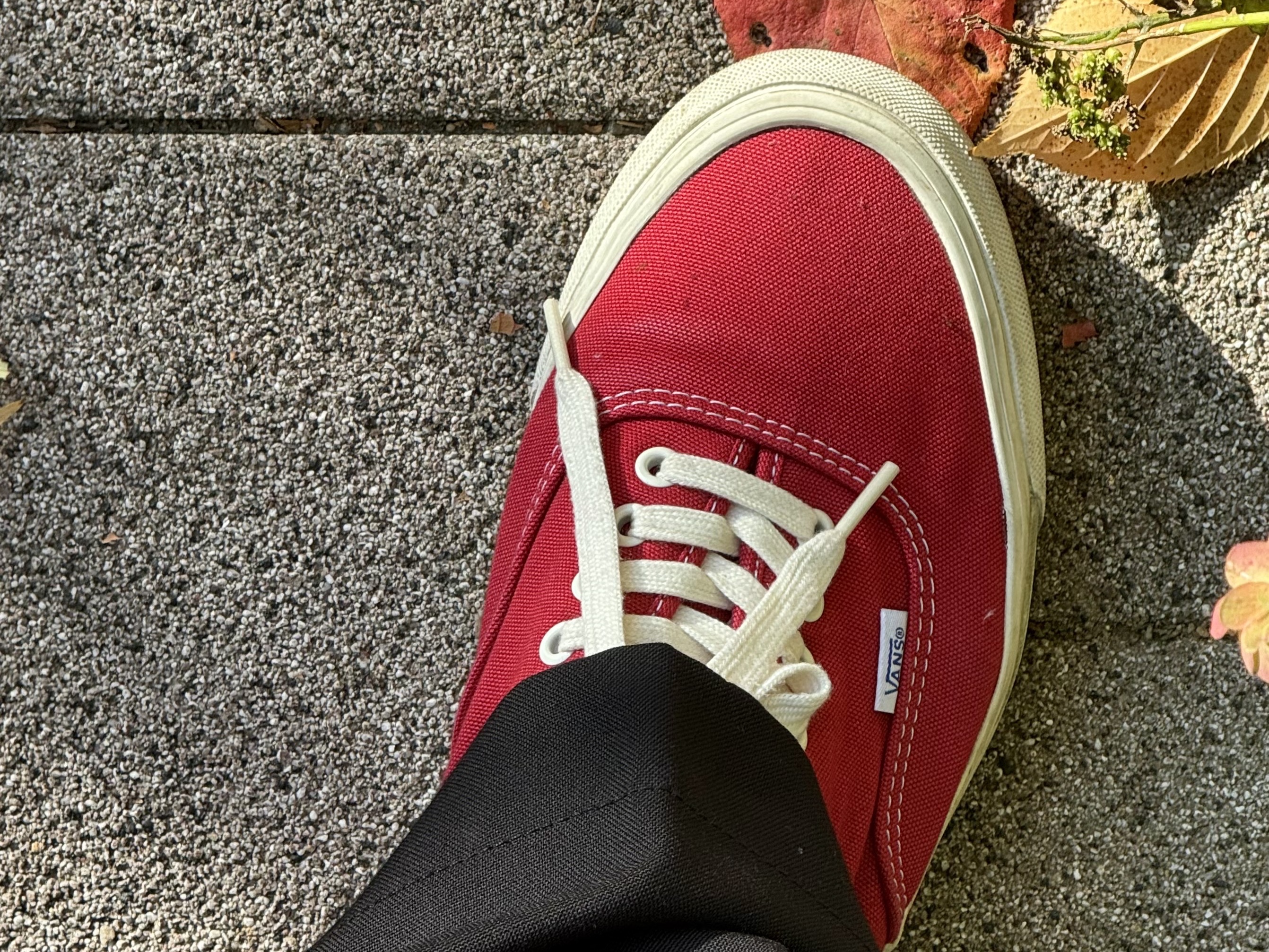 Vans Vault OG Authentic LX Chili Pepper Red, Vans Vault OG Authentic LX Black 착용 스타일 - 3