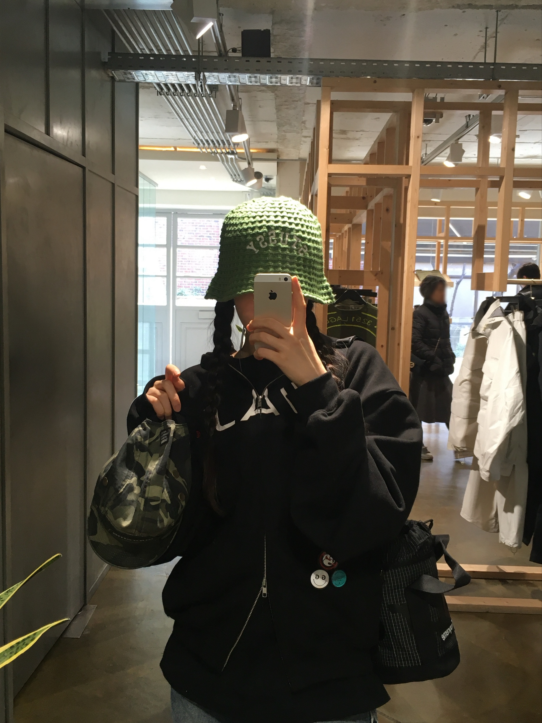 Stussy Bucket Hat Waffle Knit Green, Supreme Cinch Bag Black - 24SS 착용 스타일