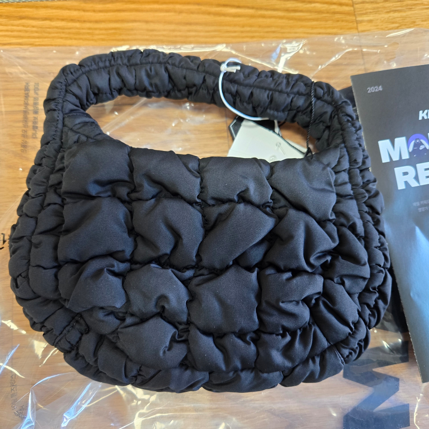 COS Quilted Micro Bag Black 착용 스타일 - 2