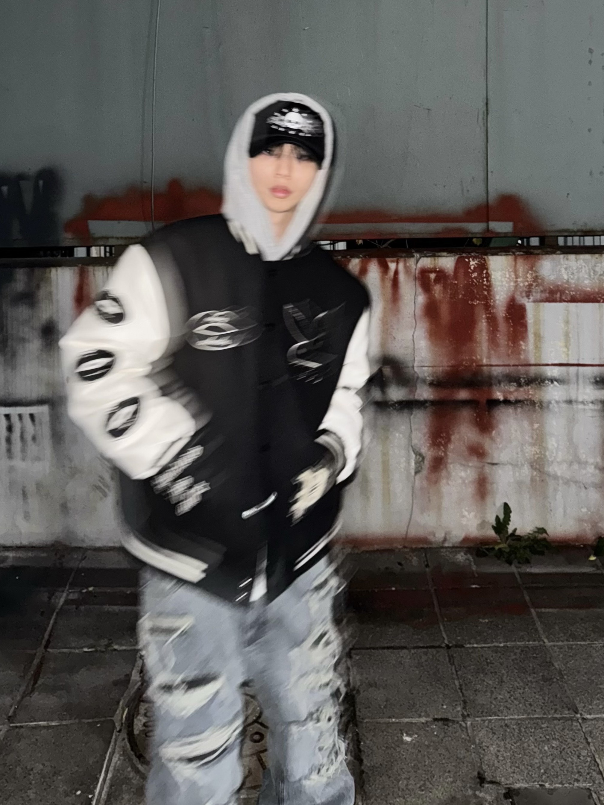 OMO Distressed Flared Jean Blue, Balenciaga 10XL Sneakers White Grey Silver Black 착용 스타일 - 4
