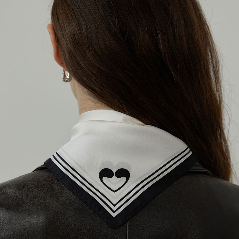 러브미몬스터 몬트 로고 정사각 실크스카프 화이트(lovememonster Mont Logo Square Silk Scarf White) - 3