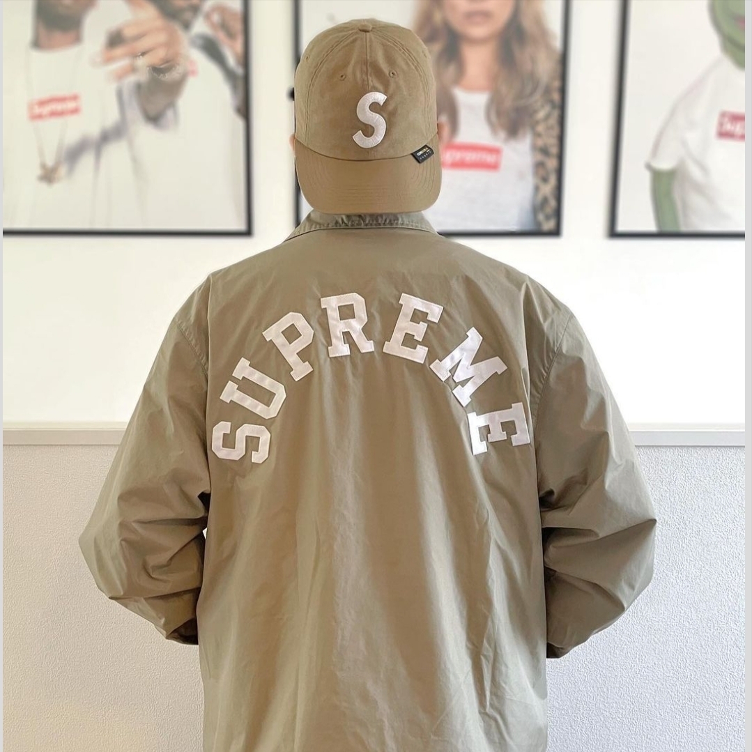 Supreme x Champion Coaches Jacket Tan - 24SS, Supreme x Champion Coaches Jacket Black - 24SS 착용 스타일 - 2