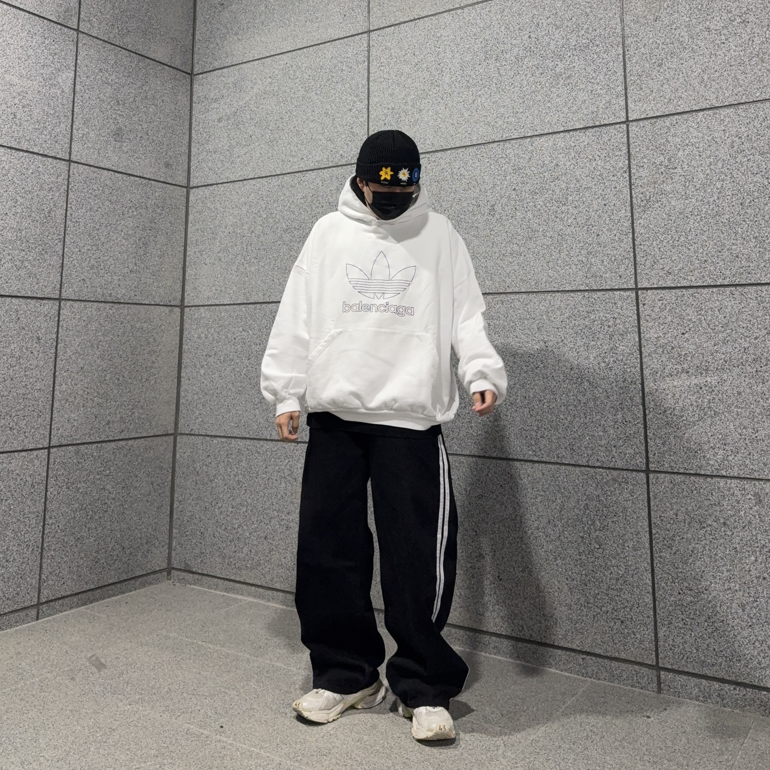 Balenciaga x Adidas Hoodie Large Fit White 착용 스타일 - 2